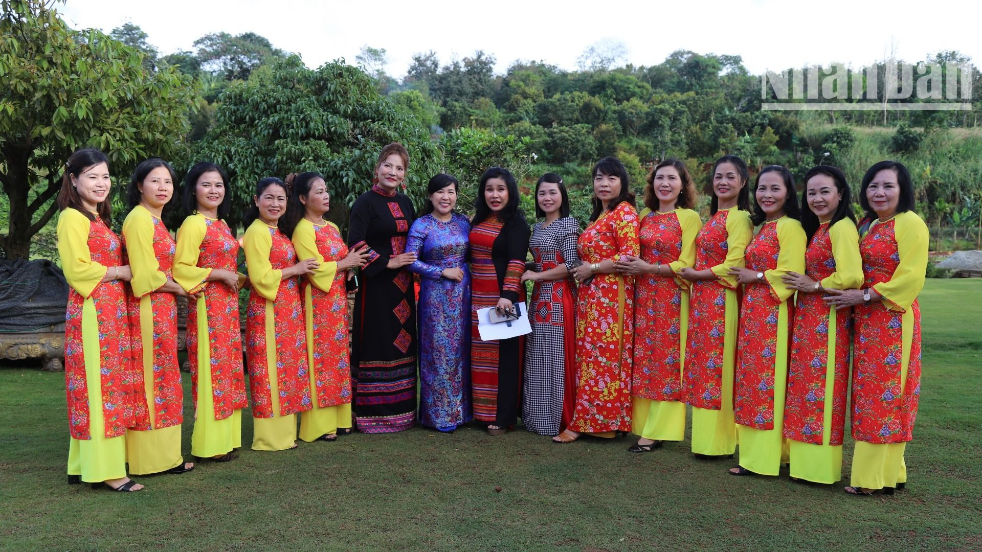 Bà Trần Thị Thúy Thanh, Phó Chủ tịch Hội nữ doanh nhân thành phố Buôn Ma Thuột, Chủ nhiệm Câu lạc bộ Di sản áo dài Việt Nam tỉnh Đắk Lắk (người đứng thứ 8 từ phải sang) với các thành viên Câu lạc bộ.