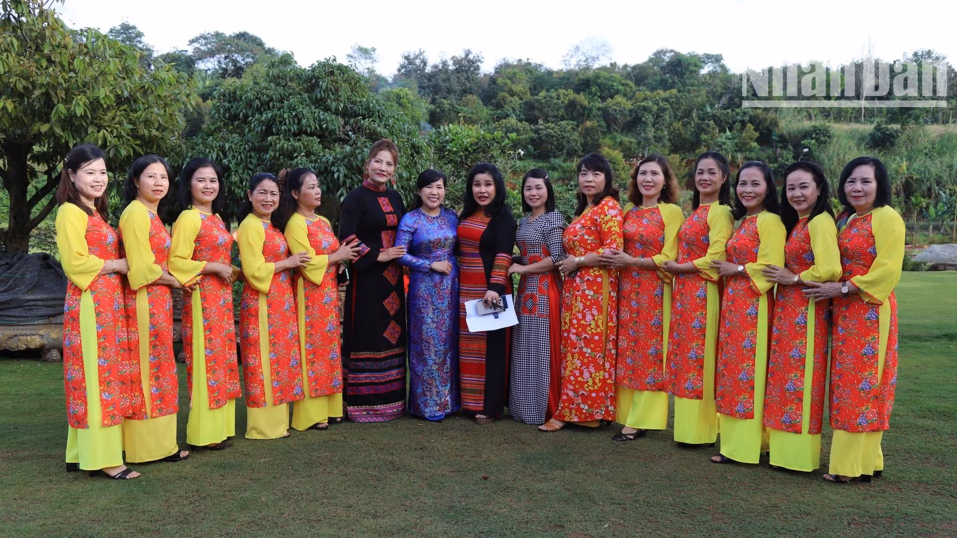 Bà Trần Thị Thúy Thanh, Phó Chủ tịch Hội nữ doanh nhân thành phố Buôn Ma Thuột, Chủ nhiệm Câu lạc bộ Di sản áo dài Việt Nam tỉnh Đắk Lắk (người đứng thứ 8 từ phải sang) với các thành viên Câu lạc bộ.