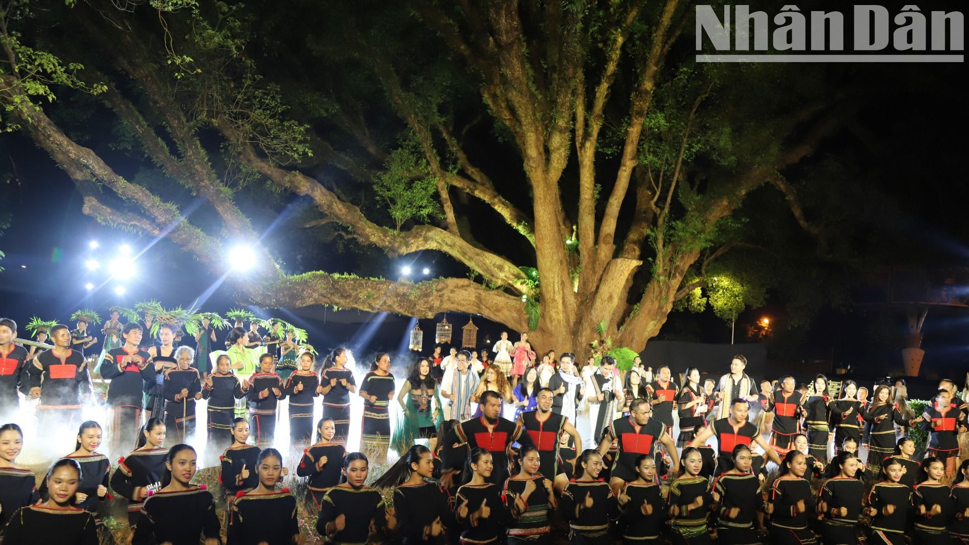 Sắc màu thổ cẩm các dân tộc Tây Nguyên được trình diễn tại chương trình.