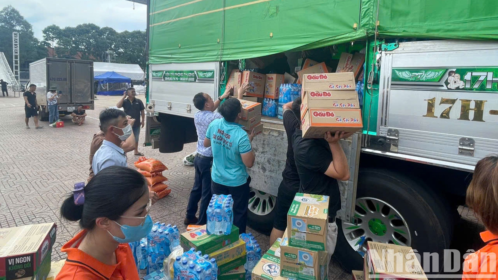 Người dân thành phố Buôn Ma Thuột chung tay bốc xếp hàng hóa lên xe để vận chuyển ra ủng hộ đồng bào vùng lũ lụt phía bắc.