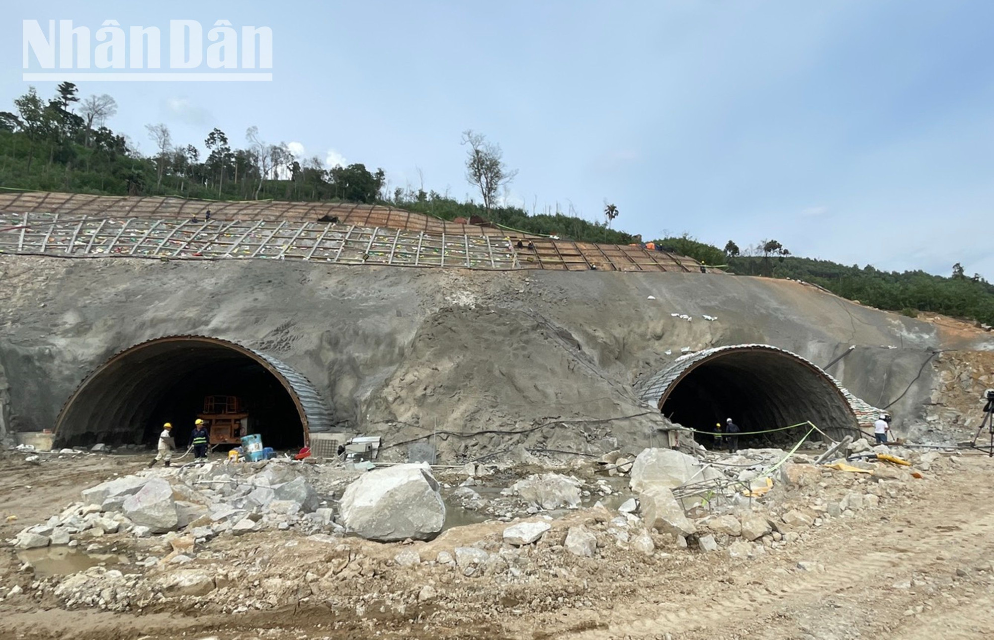 Đặc biệt, trong gói thầu XL01 được thực hiện bởi liên danh nhà thầu do Tập đoàn Đèo Cả đứng đầu có 1 hầm Phượng Hoàng với chiều dài 1,7km, đây là hầm dài nhất trên cao tốc Khánh Hòa-Buôn Ma Thuột. Đặc biệt, trong gói thầu XL01 được thực hiện bởi liên danh nhà thầu do Tập đoàn Đèo Cả đứng đầu có 1 hầm Phượng Hoàng với chiều dài 1,7km, đây là hầm dài nhất trên cao tốc Khánh Hòa-Buôn Ma Thuột.