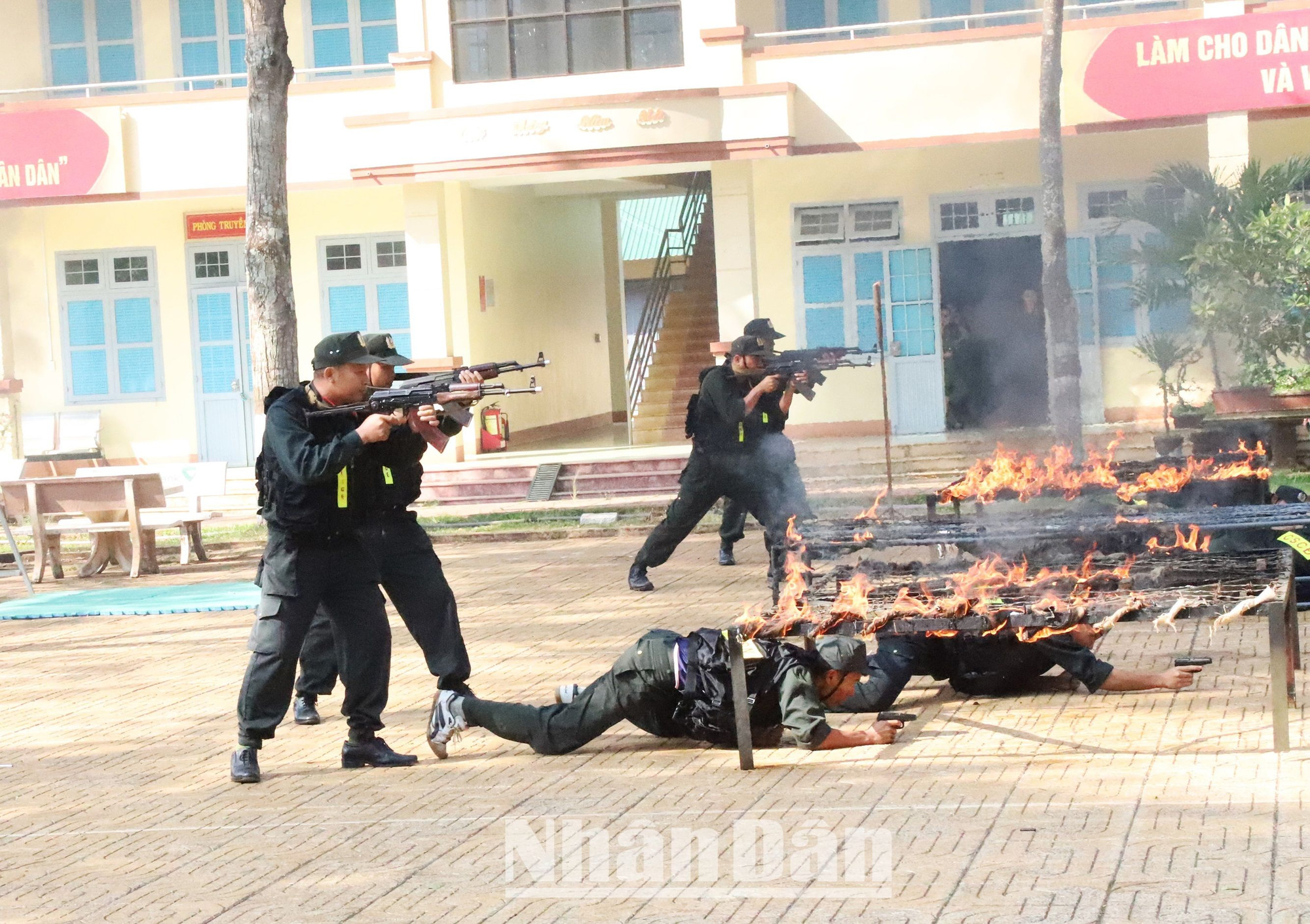 Để đảm nhiệm được sứ mệnh ấy, trong những năm qua, lực lượng cán bộ, chiến sĩ Phòng Cảnh sát cơ động, Công an tỉnh Đắk Lắk không ngừng rèn luyện, phấn đấu, thường xuyên tổ chức các đợt huấn luyện nắm vững và thuần thục cách sử dụng các loại vũ khí, công cụ hỗ trợ, phương tiện chiến đấu.