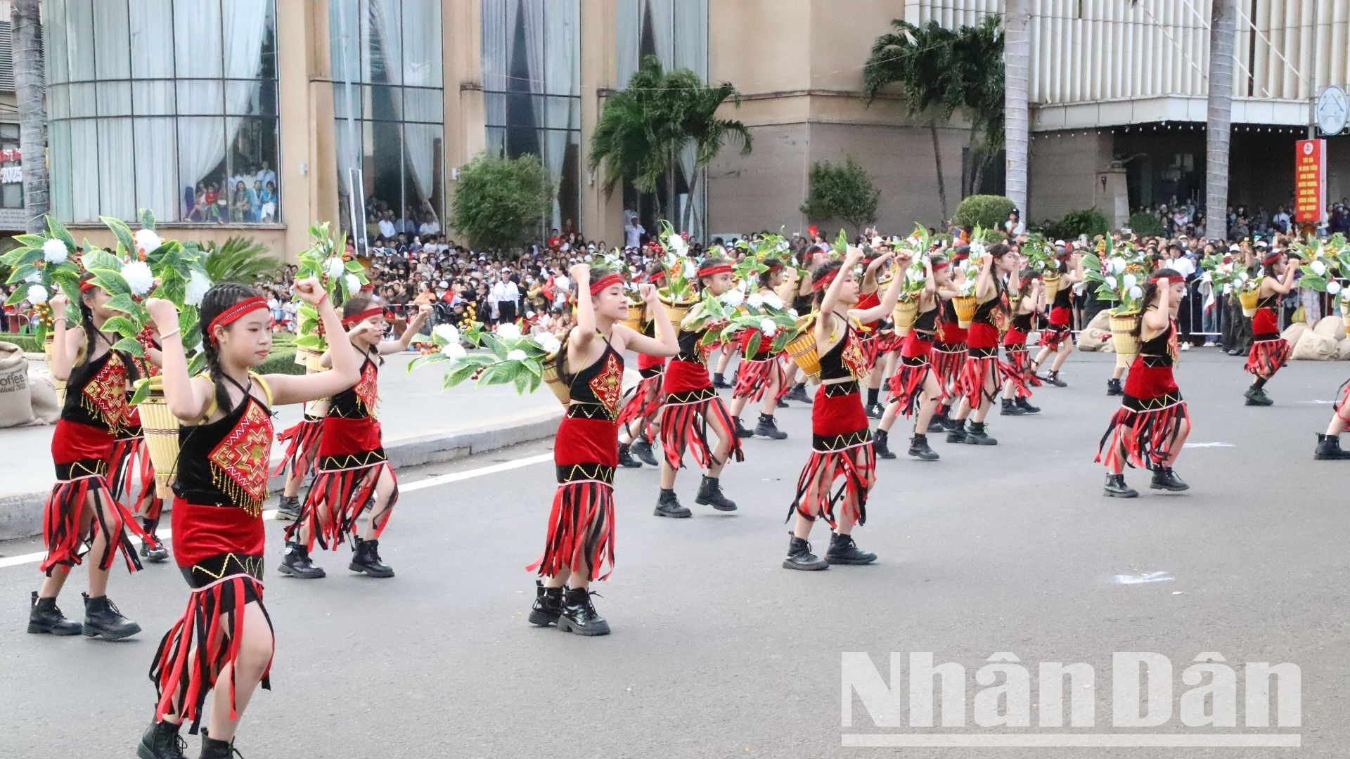 Lễ hội đường phố là điểm gặp gỡ và thăng hoa của sắc màu, niềm tin, hạnh phúc, sự thịnh vượng và khẳng định những giá trị của cà-phê Buôn Ma Thuột trong nền văn minh cà-phê thế giới.