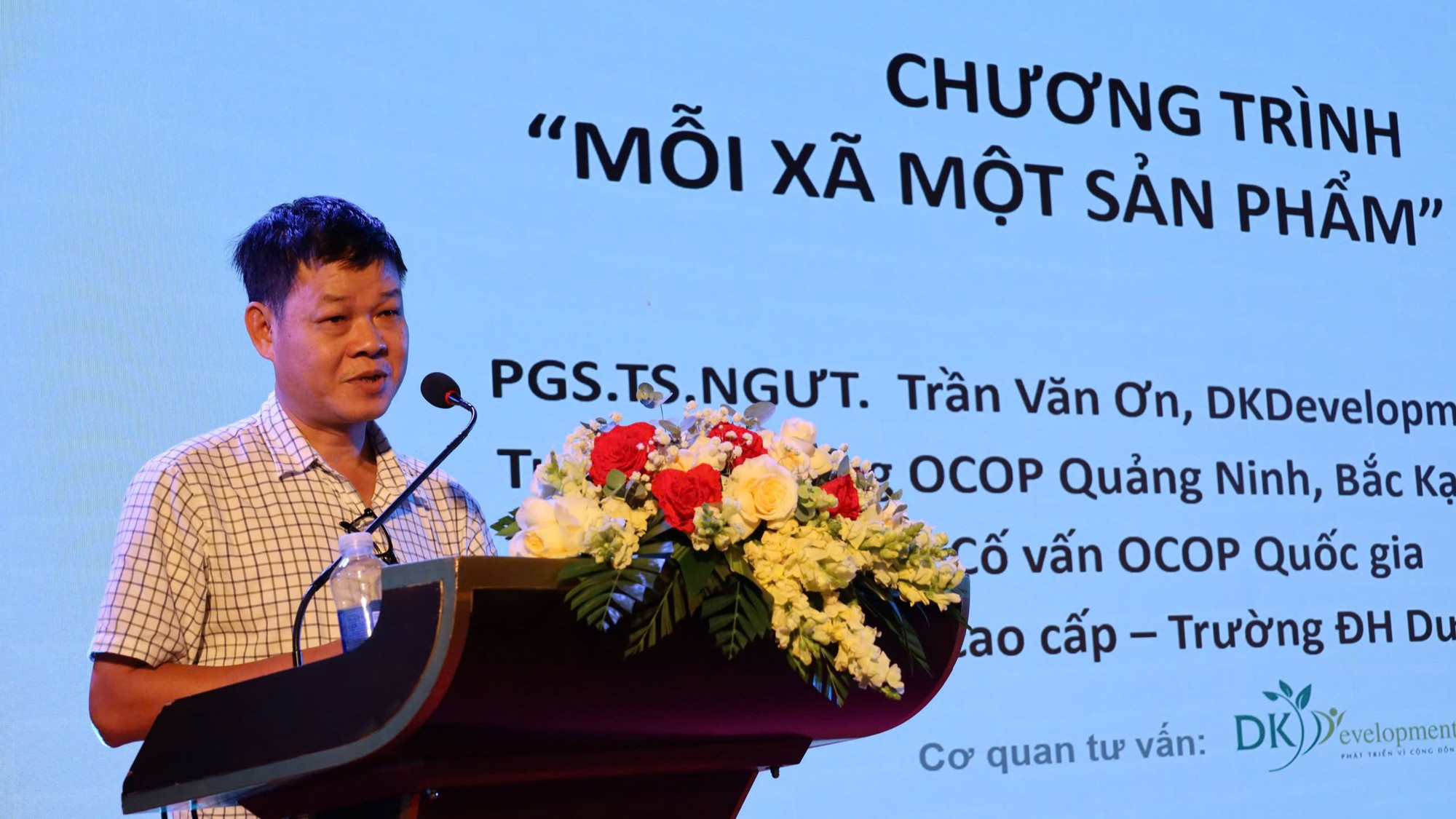 Phó Giáo sư, Tiến sĩ Trần Văn Ơn, chuyên gia cao cấp về chương trình OCOP quốc gia truyền đạt một số chuyên đề về sản phẩm OCOP. Phó Giáo sư, Tiến sĩ Trần Văn Ơn, chuyên gia cao cấp về chương trình OCOP quốc gia truyền đạt một số chuyên đề về sản phẩm OCOP.