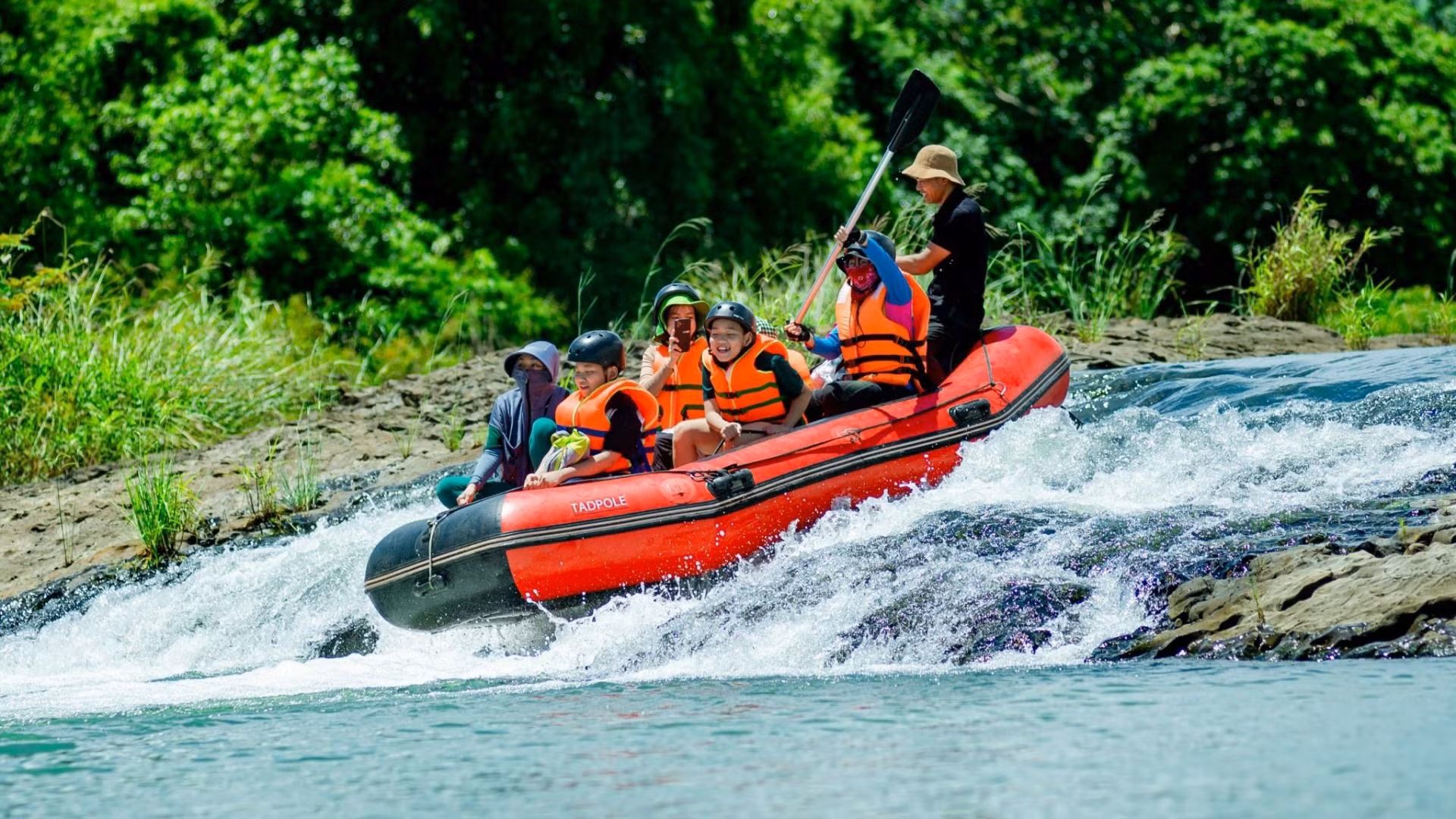 Tour rafting chèo thuyền vượt thác trên sông Sêrêpốk tại khu vực thác Dray Nur-Gia Long hứa hẹn thu hút nhiều du khách.