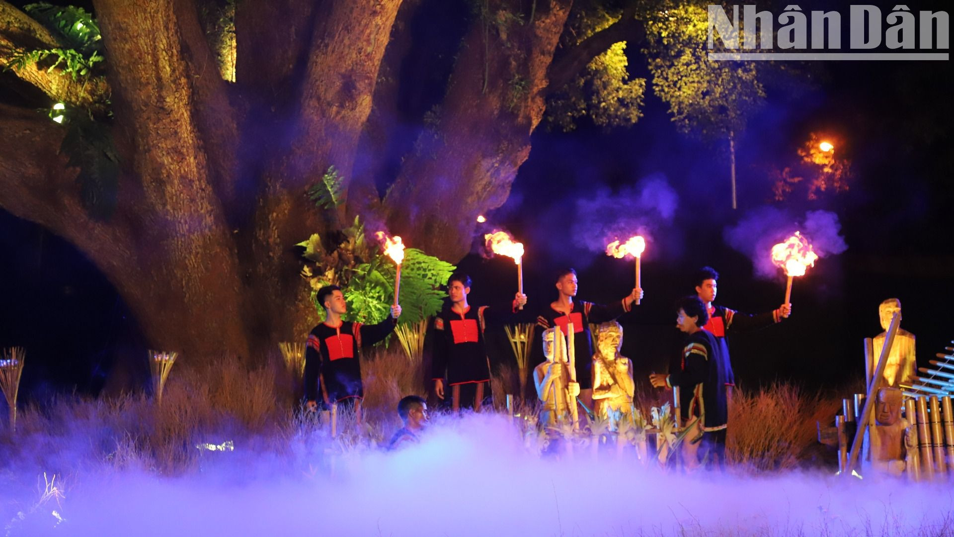 Thổ cẩm Tây Nguyên mang trong mình vẻ đẹp tinh tế đầy sức hút và đặc trưng của đồng bào các dân tộc, phản ánh sự gắn kết cực kỳ sâu sắc giữa con người với thiên nhiên.