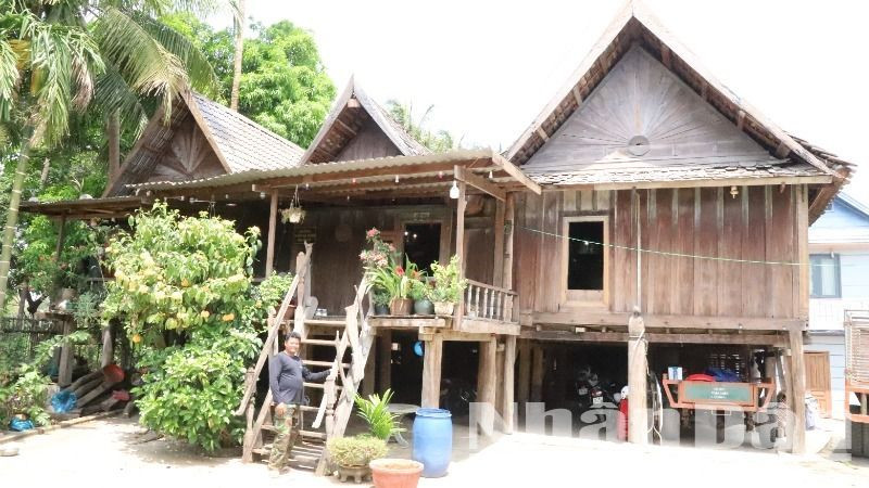 Dù được làm bằng gỗ nhưng ngôi nhà đã hơn 100 năm.