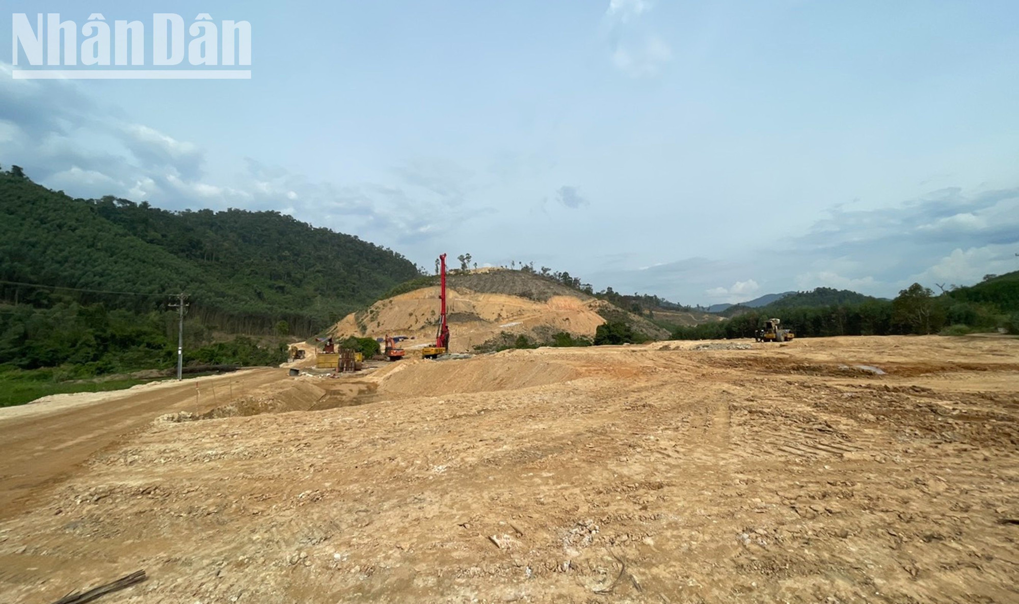 Đến nay, mặt bằng gói thầu XL01 được bàn giao cho nhà thầu thi công là 10,7/11km, đạt 97%. Đến nay, mặt bằng gói thầu XL01 được bàn giao cho nhà thầu thi công là 10,7/11km, đạt 97%.