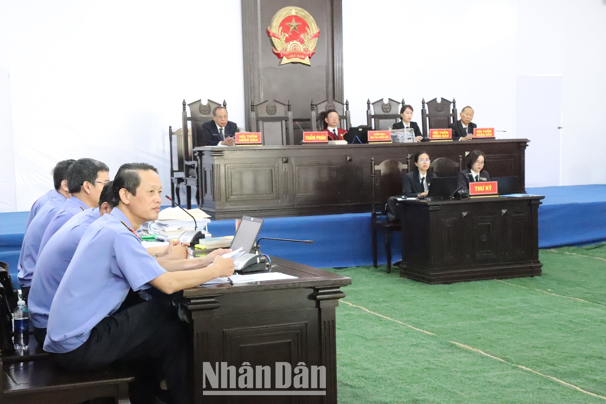 Thực hành quyền công tố và kiểm sát án tại phiên tòa gồm 4 kiểm sát viên của Viện Kiểm sát nhân dân tỉnh Đắk Lắk.