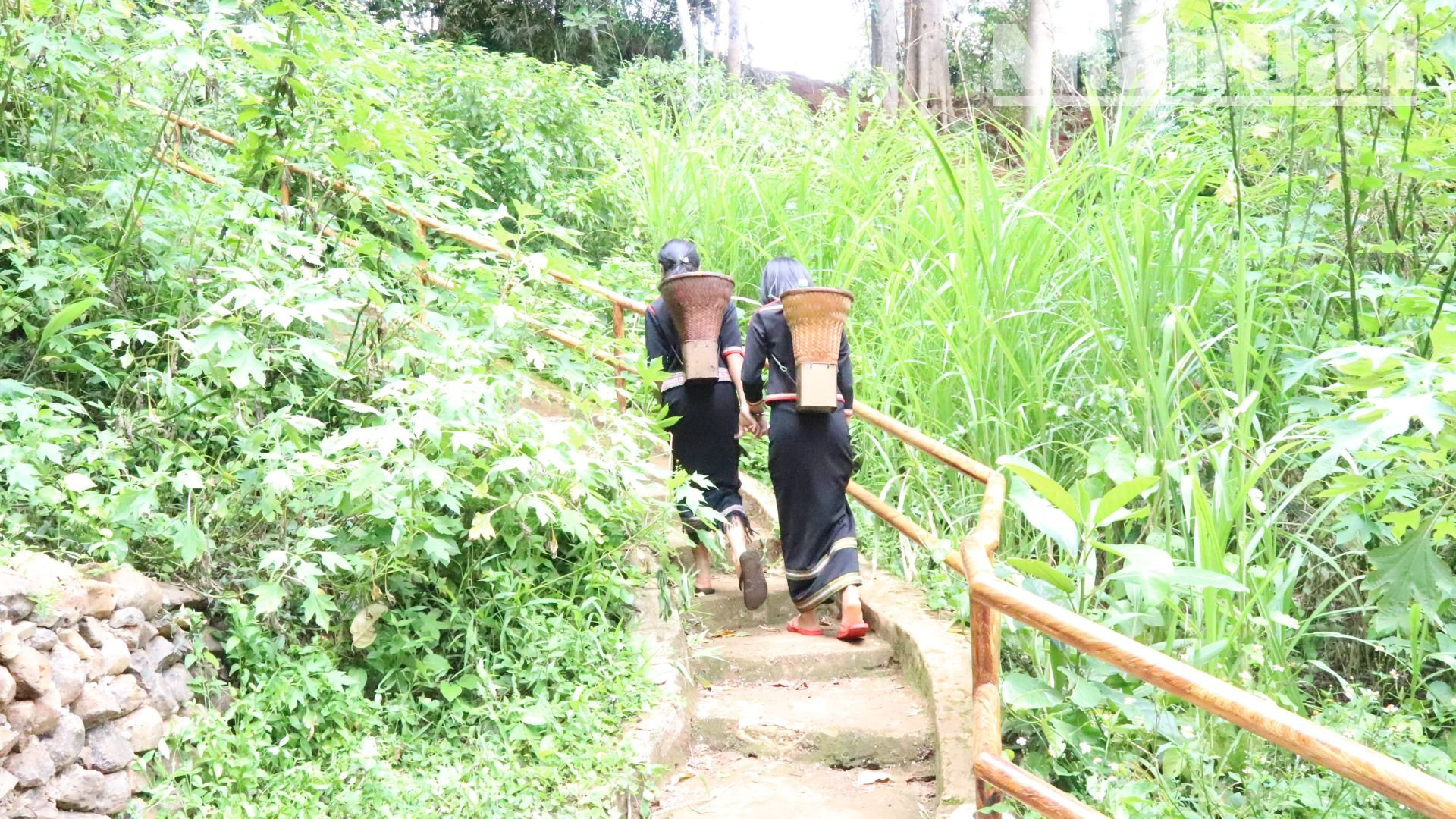 Mỗi khi chiều về, hình ảnh người phụ nữ Ê Đê. Mỗi khi chiều về, hình ảnh người phụ nữ Ê Đê.