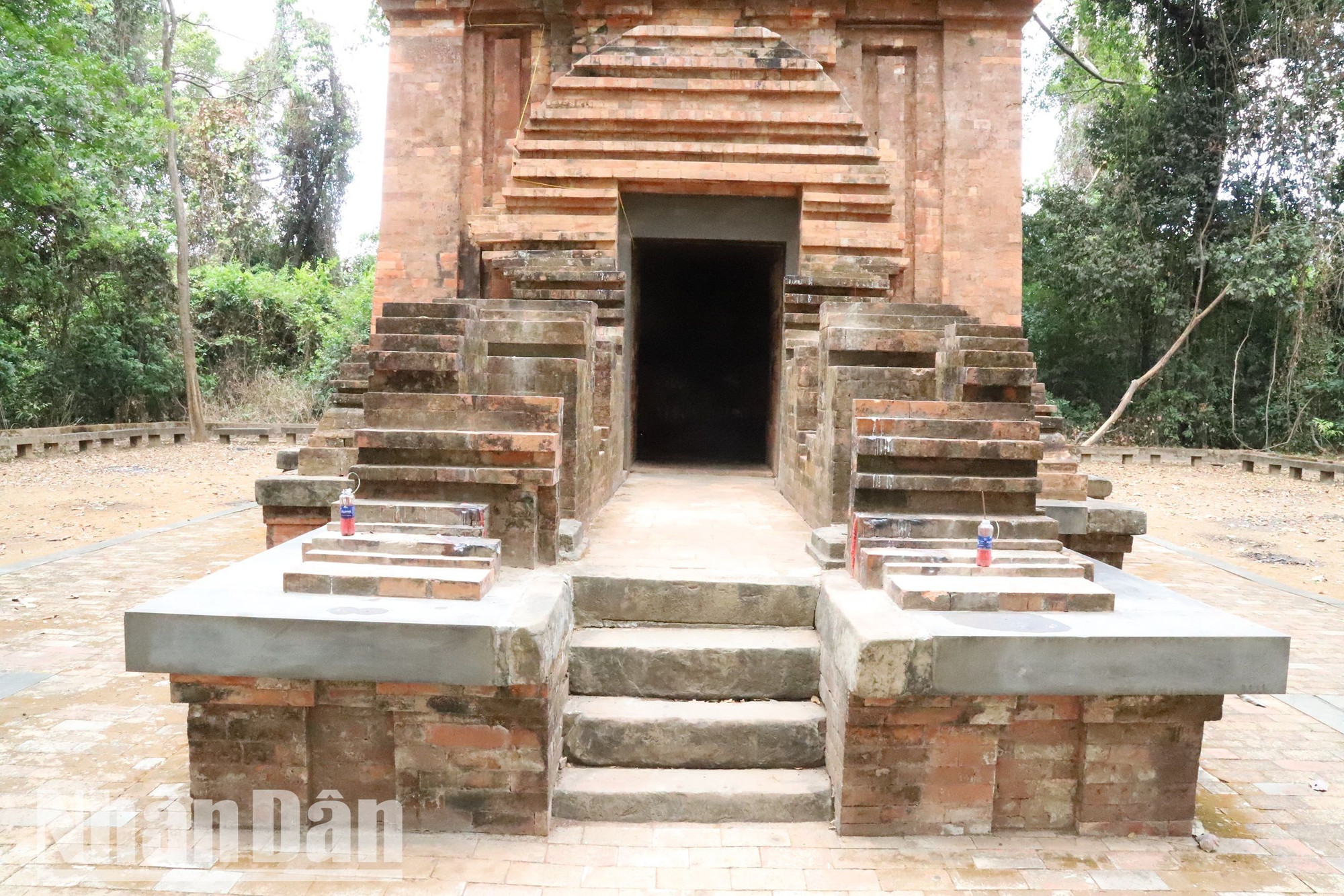 Một cửa duy nhất của Tháp Yang Prong được mở về hướng Ðông, nơi ngự trị của các vị thần linh.