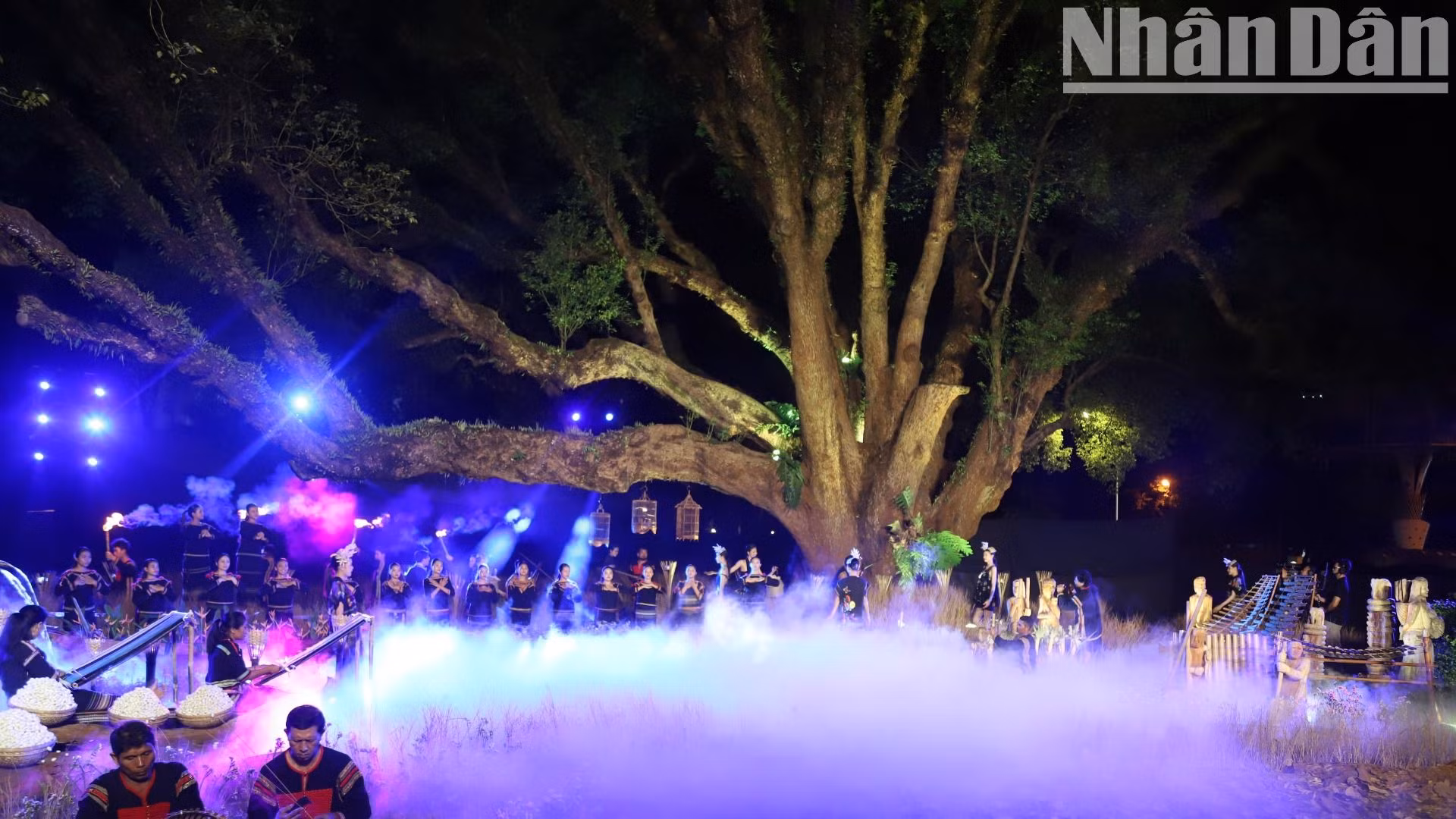 Chương trình nghệ thuật thời trang thổ cẩm “Vũ điệu Ban Mê” diễn ra trong khuôn viên Biệt Điện Bảo Đại, thành phố Buôn Ma Thuột, dưới những tán cây cổ thụ tạo cho không gian thêm huyền ảo, kỳ bí, đầy màu sắc.