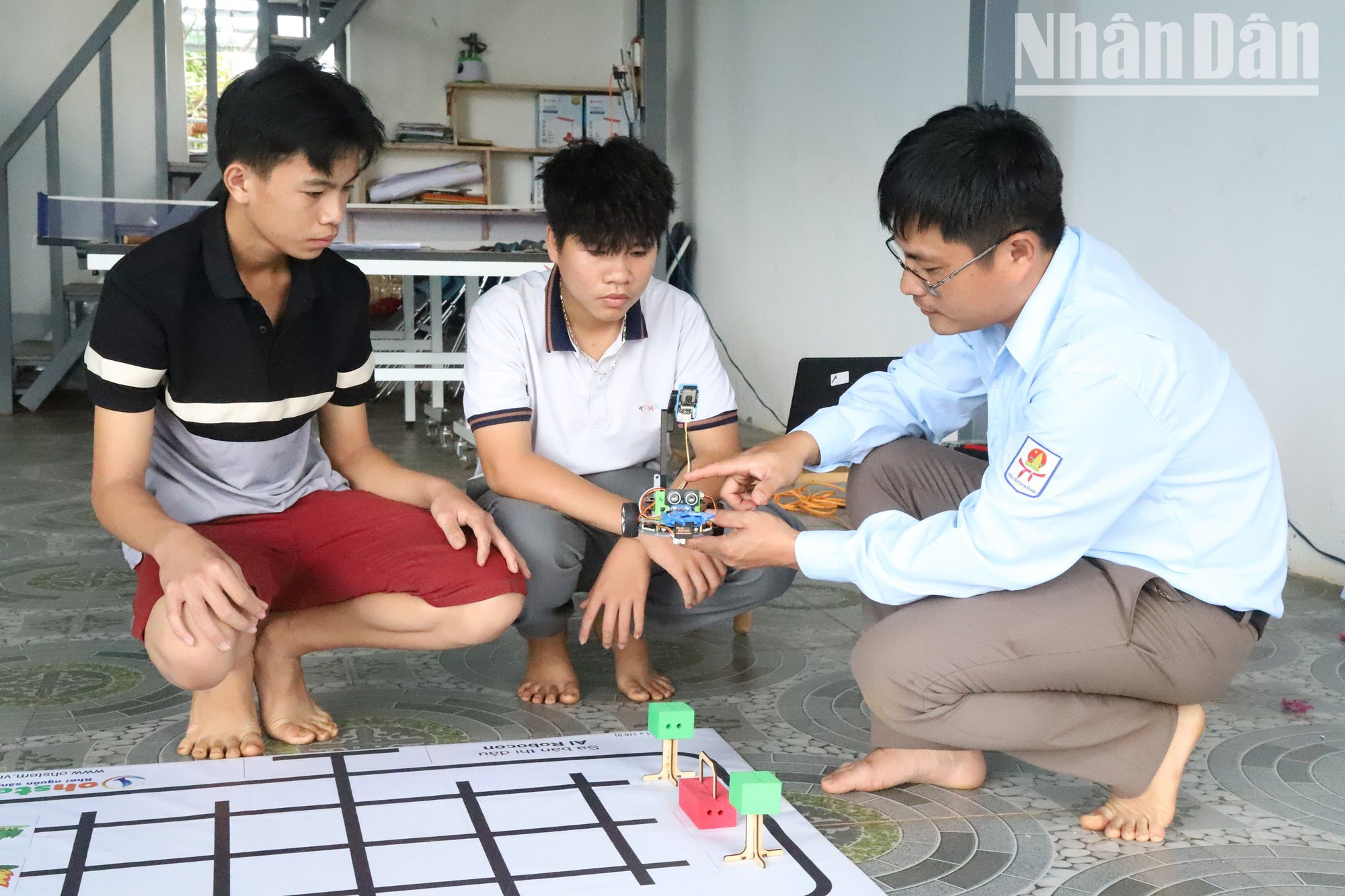 Và tổ chức bồi dưỡng cho các học sinh địa phương học tập, nghiên cứu các mô hình Stem để tham gia các cuộc thi cấp huyện, tỉnh.