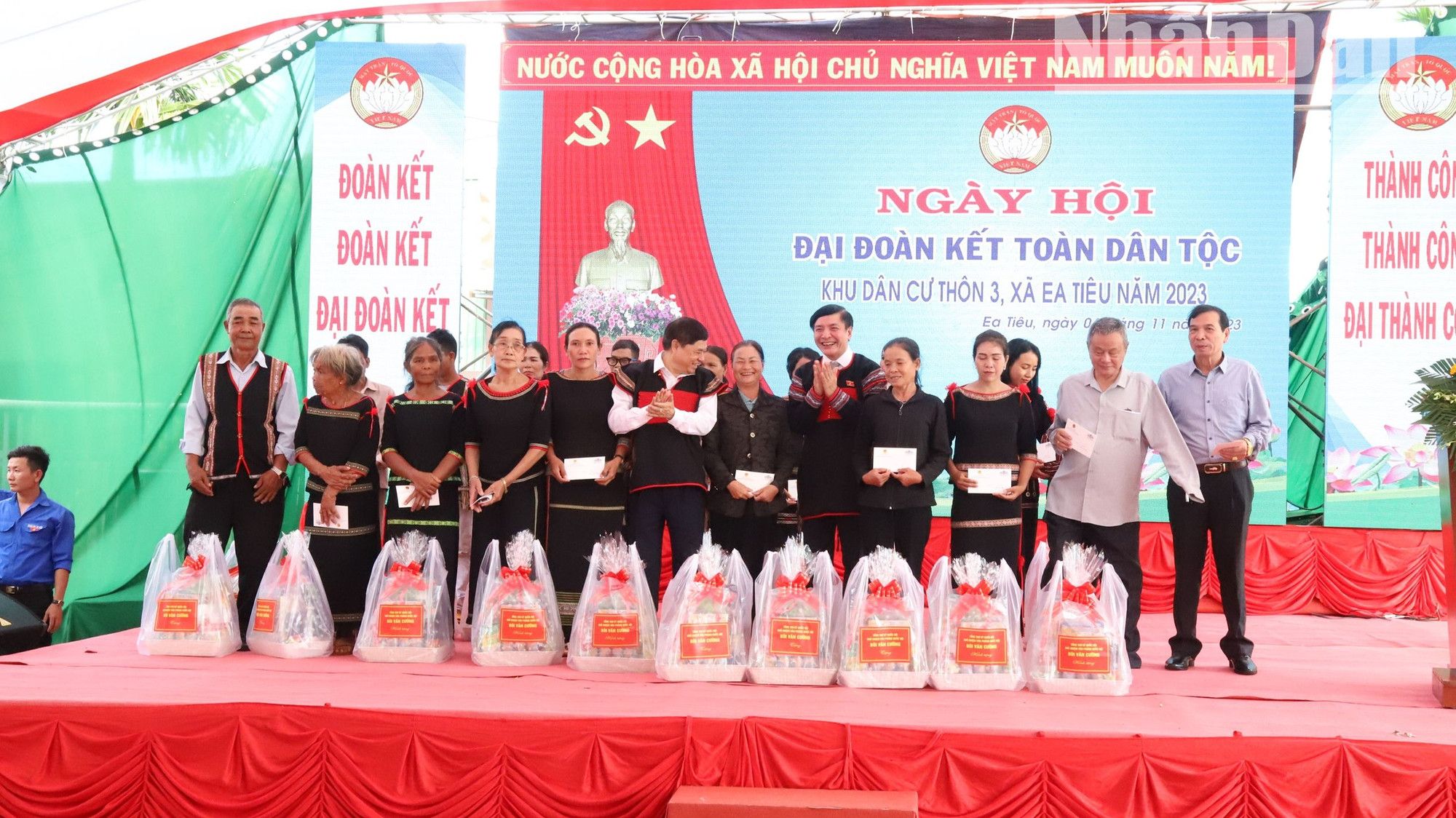 Đồng chí Bùi Văn Cường, Ủy viên Trung ương Đảng, Ủy viên Ủy ban Thường vụ Quốc hội, Chủ nhiệm Văn phòng Quốc hội, Tổng Thư ký Quốc hội thăm, tặng quà cho đồng bào các dân tộc xã Ea Tiêu, huyện Cư Kuin trong năm 2023.