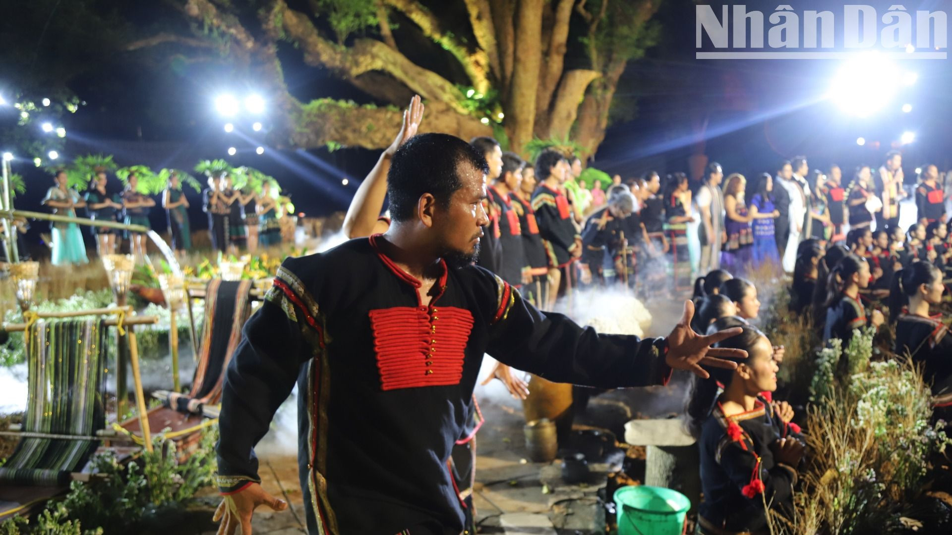 Mặc trang mục thổ cẩm làm cho người đàn ông Ê Đê thêm mạnh mẽ.