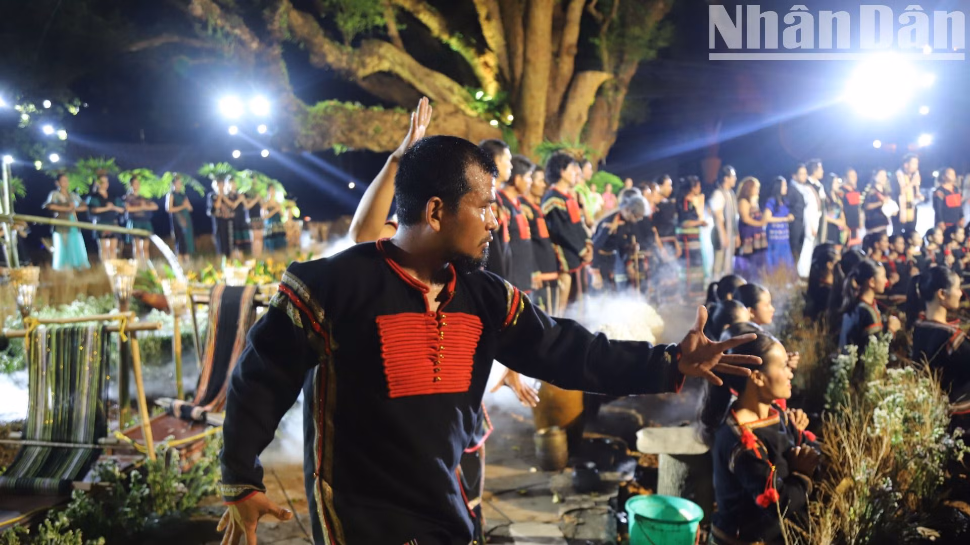 Mặc trang mục thổ cẩm làm cho người đàn ông Ê Đê thêm mạnh mẽ.