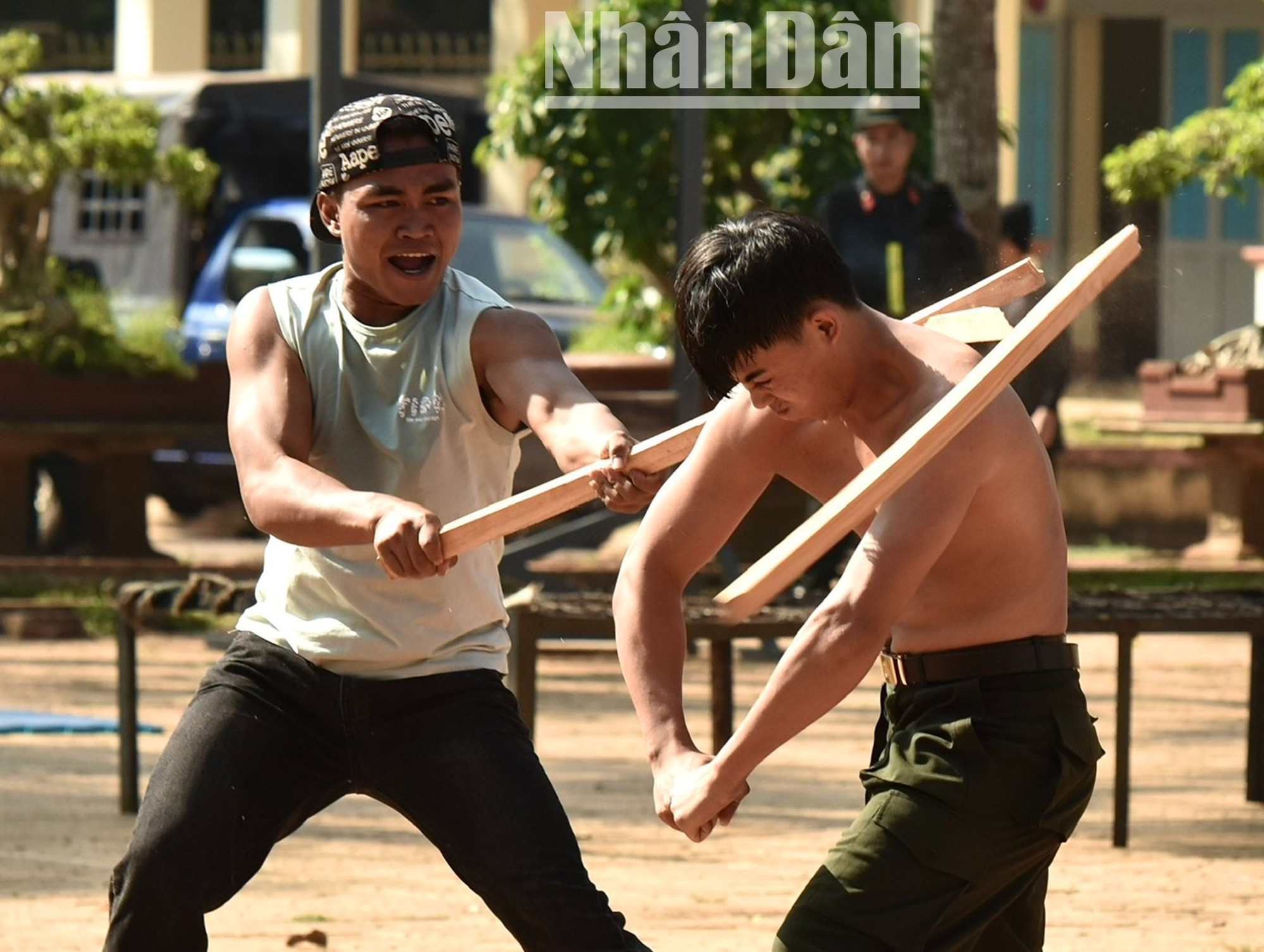 Trong võ thuật khí công còn được gọi là nội công, một công phu tập luyện tích tụ nội khí triển khai tối đa sức mạnh thể chất và tinh thần để áp dụng vào kỹ thuật chiến đấu cũng như tăng cường sức khỏe cho cán bộ, chiến sĩ cảnh sát cơ động.