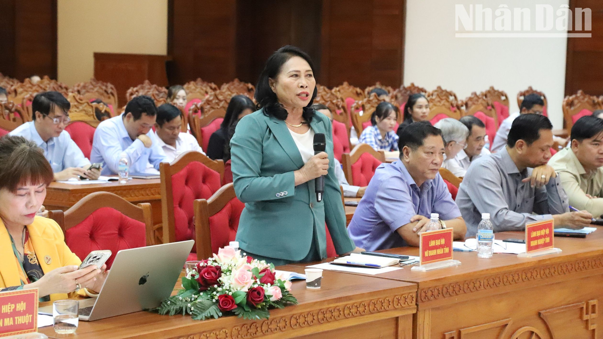Bà Nguyễn Thị Ngọc Anh, Chủ tịch Hội Nữ doanh nhân tỉnh Đắk Lắk nêu thực tế những kiến nghị, vướng mắc của doanh nghiệp.