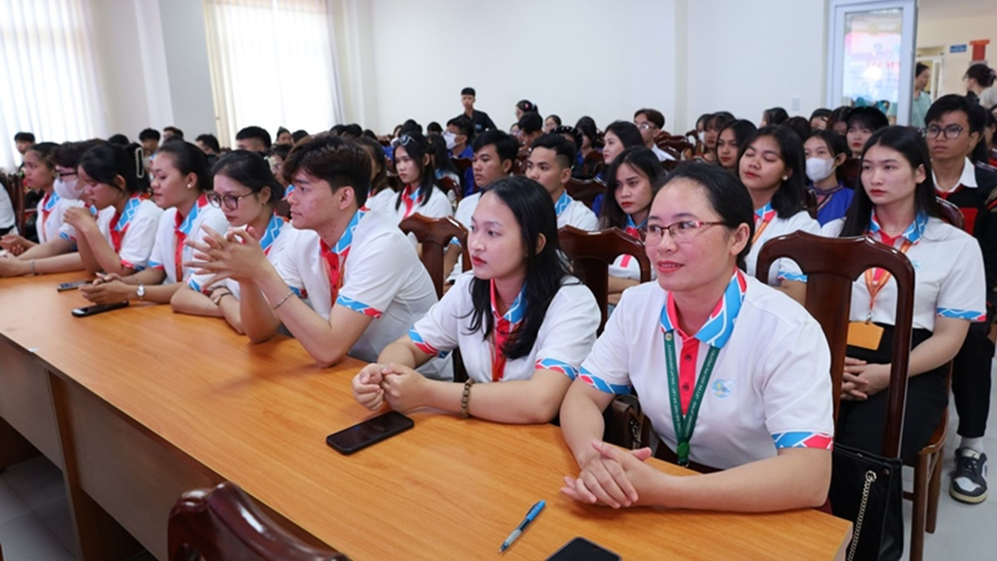 Các thầy cô giáo, sinh viên của các trường đại học khu vực miền trung-Tây Nguyên tham dự hội thảo.