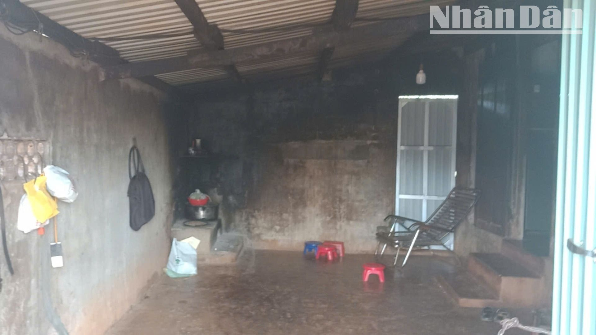 Do không có đất sản xuất và sức khỏe yếu nên nhiều năm nay, gia đình anh chị Nguyễn Hữu Dũng và Ngô Thị Nhuần sinh sống trong ngôi nhà tạm bợ, chật chội.
