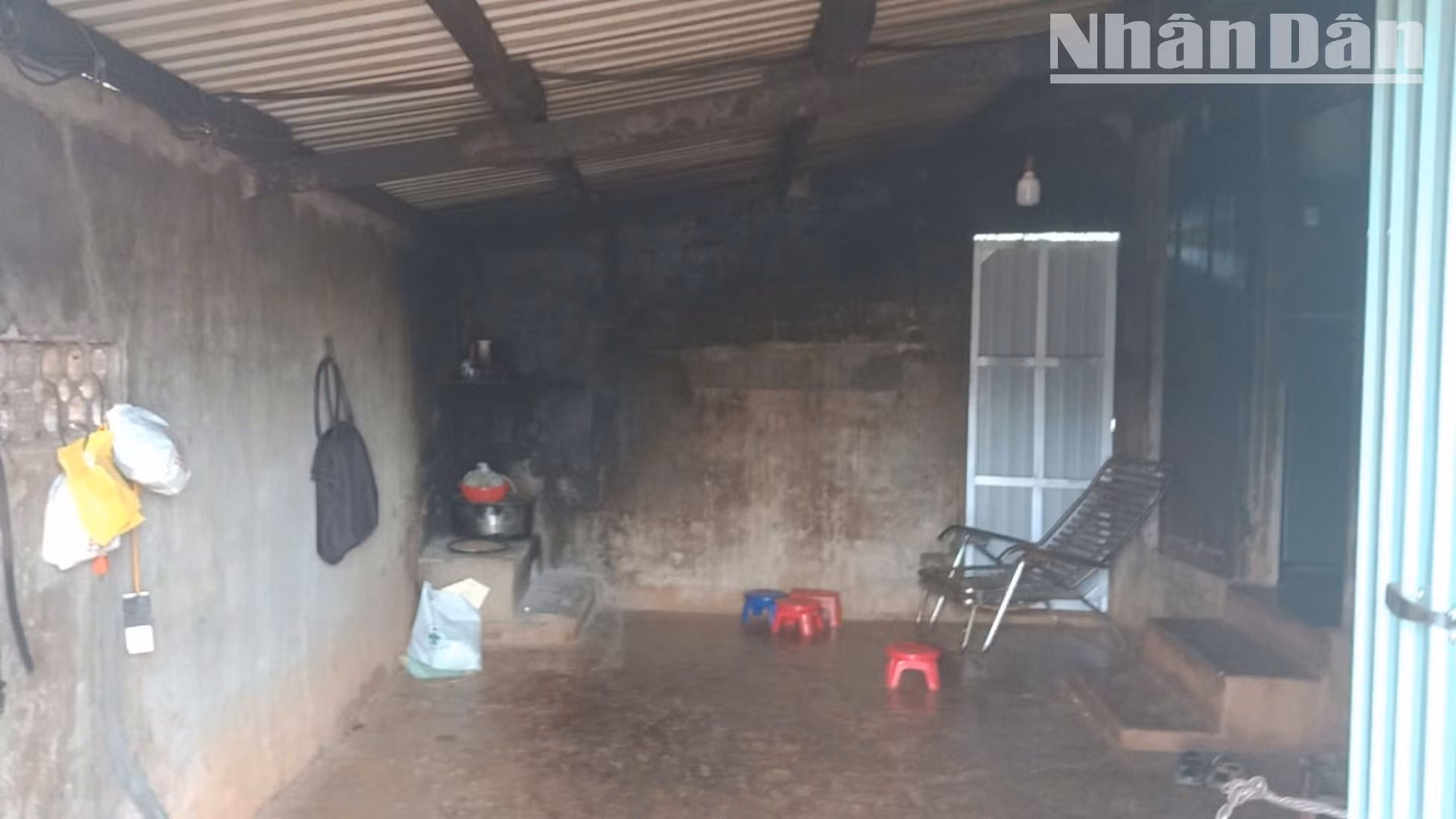 Do không có đất sản xuất và sức khỏe yếu nên nhiều năm nay, gia đình anh chị Nguyễn Hữu Dũng và Ngô Thị Nhuần sinh sống trong ngôi nhà tạm bợ, chật chội. Do không có đất sản xuất và sức khỏe yếu nên nhiều năm nay, gia đình anh chị Nguyễn Hữu Dũng và Ngô Thị Nhuần sinh sống trong ngôi nhà tạm bợ, chật chội.