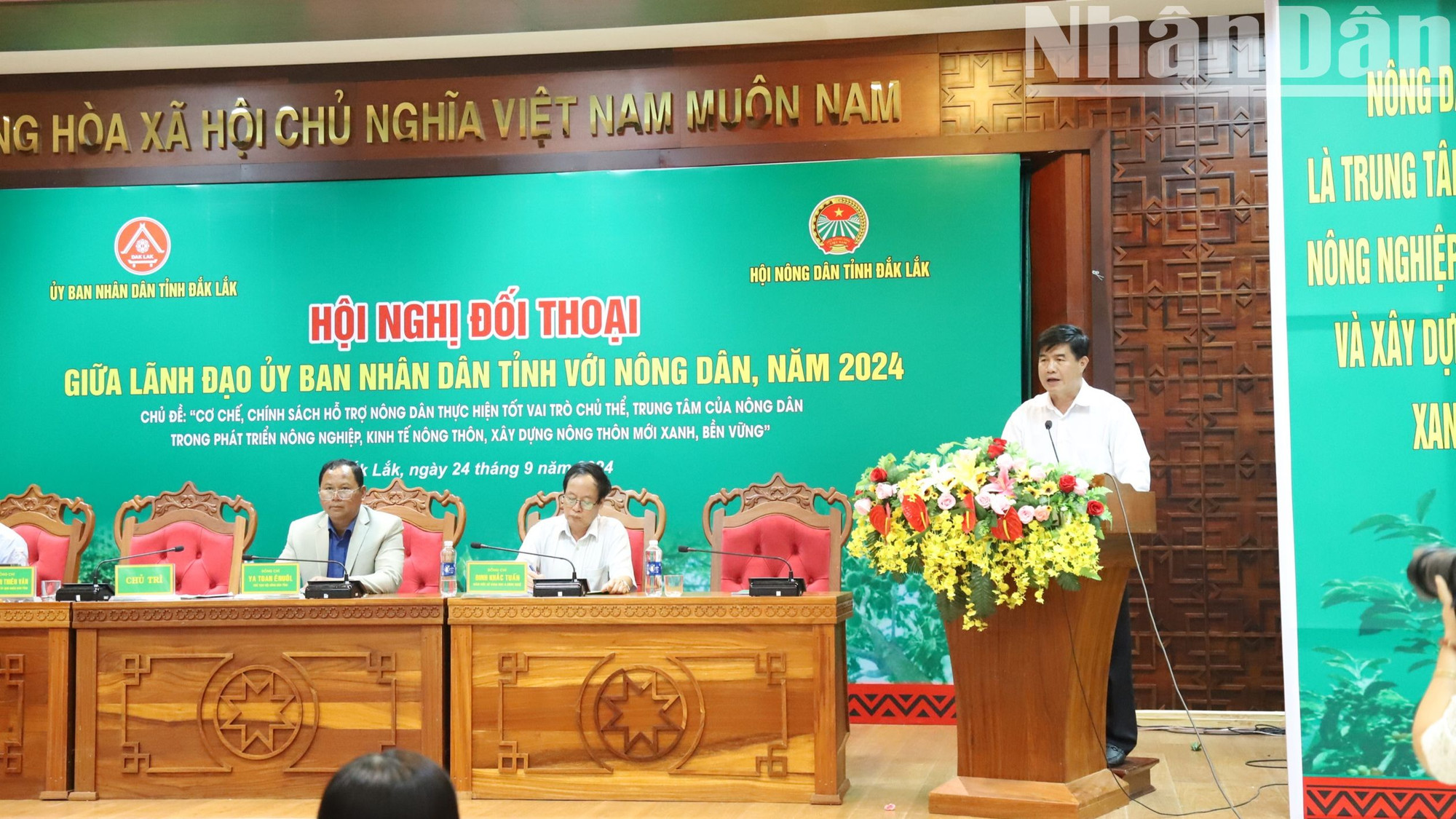 Phó Chủ tịch Ủy ban nhân dân tỉnh Đắk Lắk Nguyễn Thiên Văn trả lời và giải đáp các câu hỏi của hội viên nông dân.