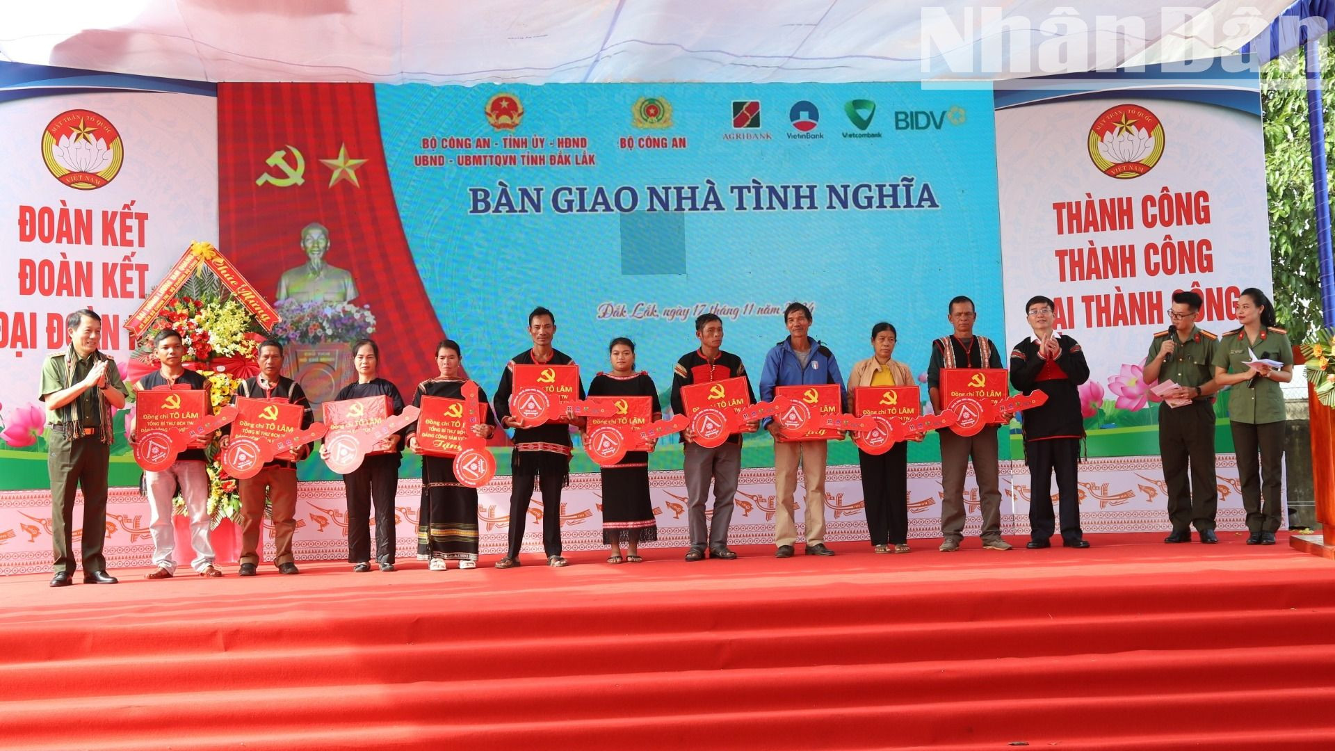 Lãnh đạo Bộ Công an và tỉnh Đắk Lắk tặng quà của Tổng Bí thư Tô Lâm cho các hộ đồng bào dân tộc thiểu số trên địa bàn tỉnh Đắk Lắk. Lãnh đạo Bộ Công an và tỉnh Đắk Lắk tặng quà của Tổng Bí thư Tô Lâm cho các hộ đồng bào dân tộc thiểu số trên địa bàn tỉnh Đắk Lắk.