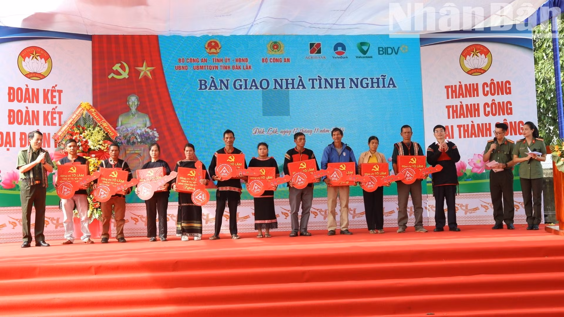 Lãnh đạo Bộ Công an và tỉnh Đắk Lắk tặng quà của Tổng Bí thư Tô Lâm cho các hộ đồng bào dân tộc thiểu số trên địa bàn tỉnh Đắk Lắk.