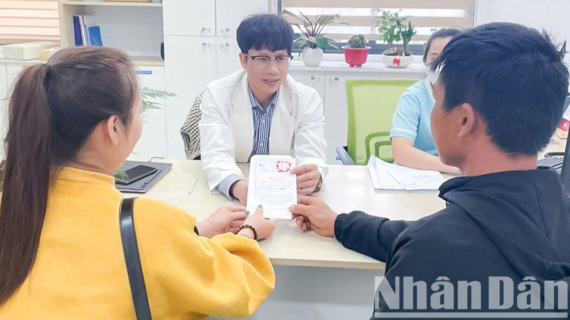 Thạc sĩ, bác sĩ Lê Huy Khải, Trưởng Đơn vị IVFMD Buôn Ma Thuột thăm khám bệnh nhân trong chương trình "Ươm mầm hạnh phúc".