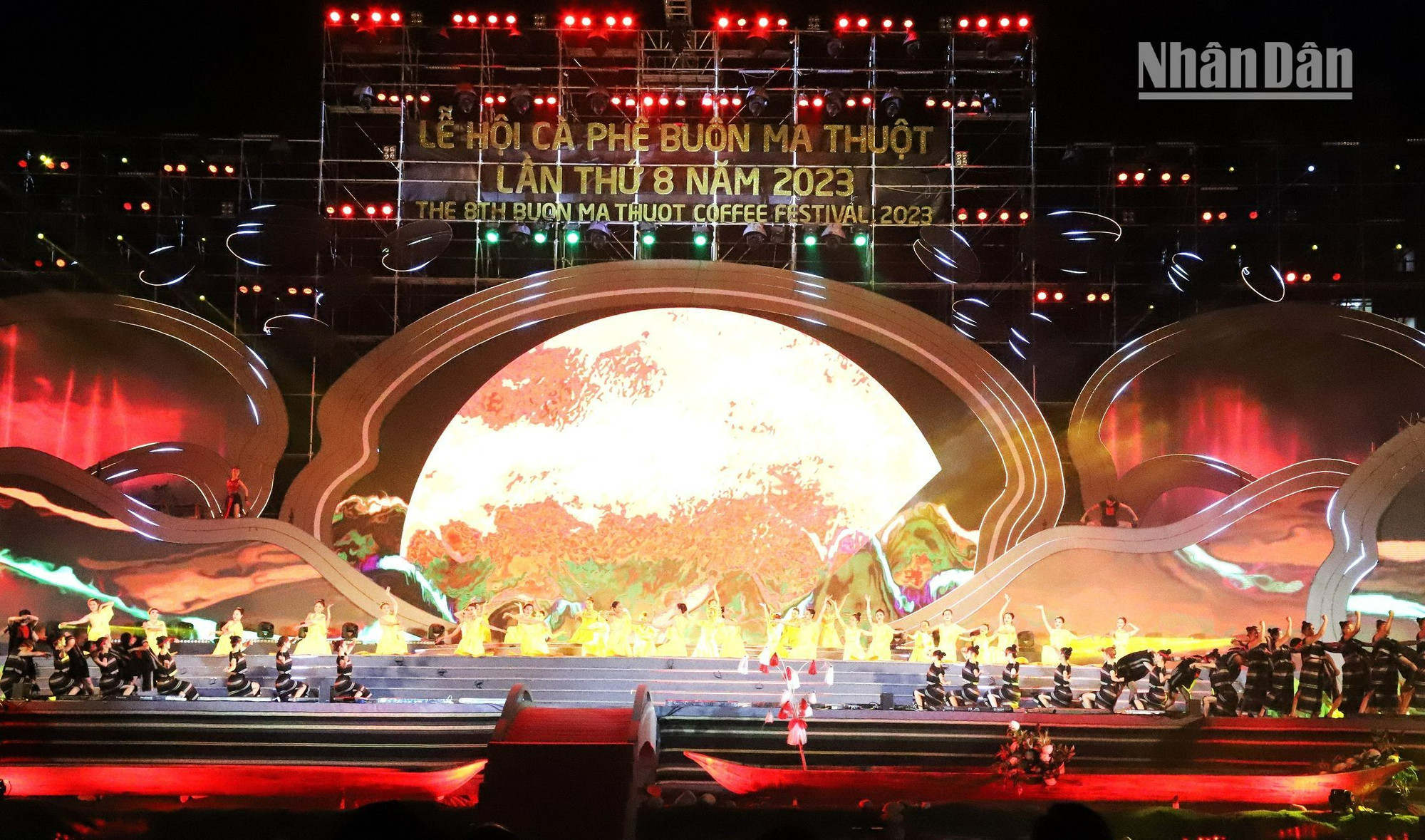 Lễ hội cà-phê Buôn Ma Thuột với quy mô cấp quốc gia được tổ chức định kỳ 2 năm 1 lần, tỉnh Đắk Lắk đang xây dựng Buôn Ma Thuột trở thành thành phố cà phê của thế giới. Lễ hội cà-phê Buôn Ma Thuột với quy mô cấp quốc gia được tổ chức định kỳ 2 năm 1 lần, tỉnh Đắk Lắk đang xây dựng Buôn Ma Thuột trở thành thành phố cà phê của thế giới.
