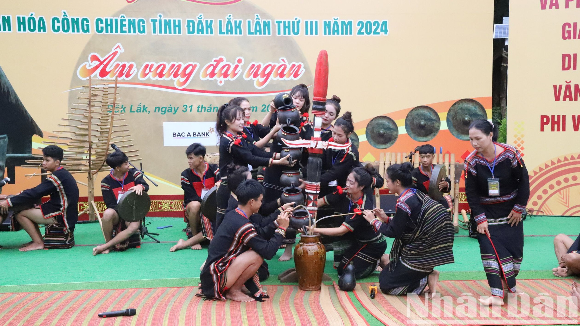 Đồng bào dân tộc Ê Đê mời khách uống rượu cần.