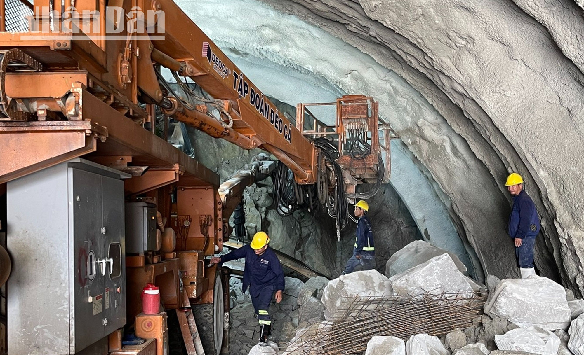 Theo ông Ngô Hữu Khoa, Giám đốc Ban Điều hành gói thầu XL01 Dự án xây dựng đường bộ cao tốc Khánh Hòa-Buôn Ma Thuột, việc đào hầm Phượng Hoàng thuận lợi do địa chất ở đây trong hầm toàn đá. Theo ông Ngô Hữu Khoa, Giám đốc Ban Điều hành gói thầu XL01 Dự án xây dựng đường bộ cao tốc Khánh Hòa-Buôn Ma Thuột, việc đào hầm Phượng Hoàng thuận lợi do địa chất ở đây trong hầm toàn đá.