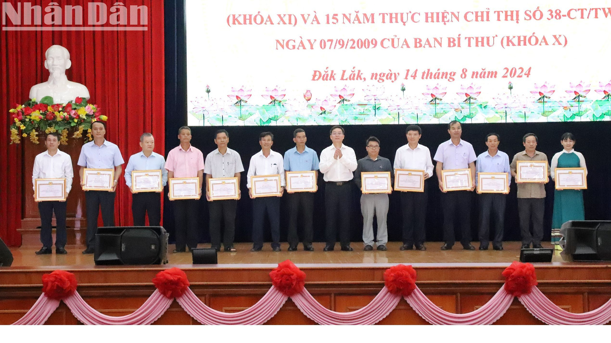 Bí thư Tỉnh ủy Đắk Lắk Nguyễn Đình Trung tặng Bằng khen của Tỉnh ủy cho 13 tập thể có thành tích xuất sắc trong thực hiện 10 năm thực hiện Nghị quyết số 33-NQ/TW về “Xây dựng và phát triển văn hóa, con người Việt Nam đáp ứng yêu cầu phát triển bền vững đất nước”.
