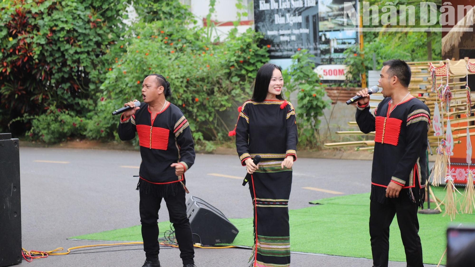 Và các chàng trai, cô gái Ê Đê đến từ các buôn làng Đắk Lắk.