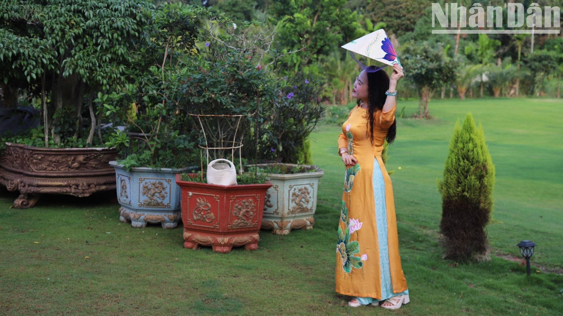 Duyên dáng trong tà áo dài truyền thống.