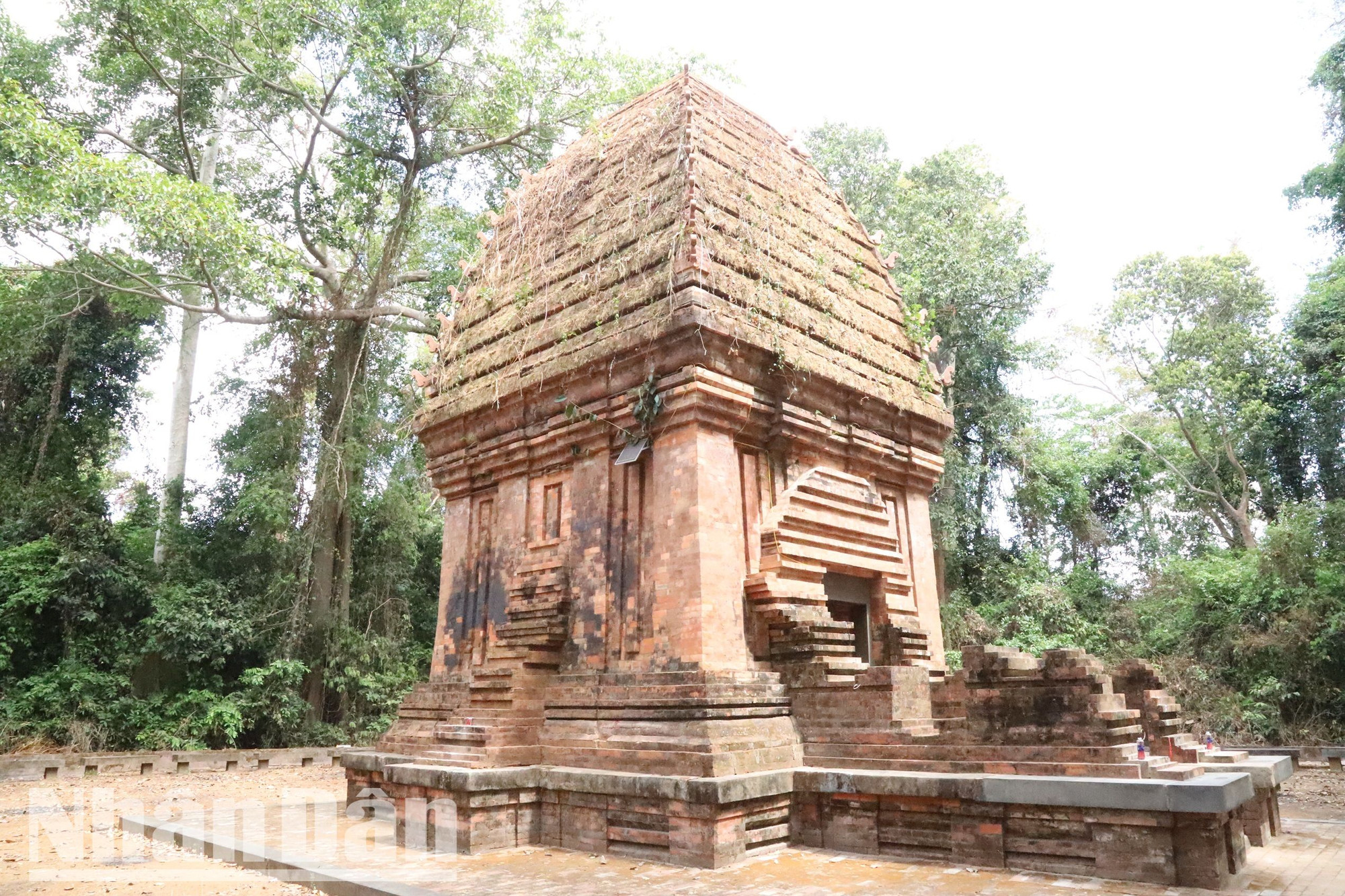 Tháp Yang Prong là một khối kiến trúc bằng gạch nung đỏ trên nền cao bằng đá xanh.