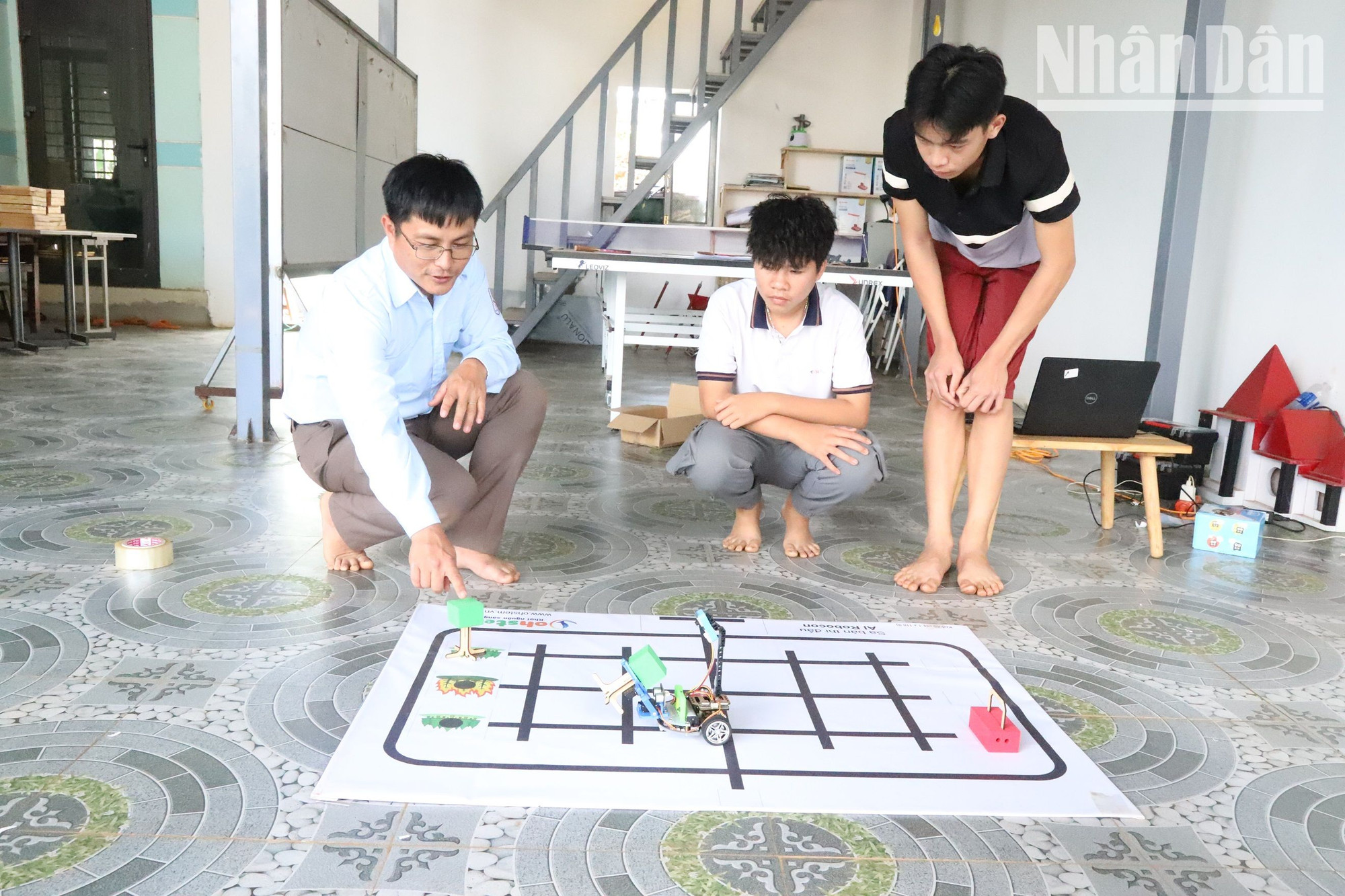 Tham gia học tập, bồi dưỡng tại Ngôi nhà trí tuệ của vợ chồng thầy Mai Văn Chuyền và cô Vũ Thị Nhung, nhiều em học sinh có hoàn cảnh khó khăn ở địa phương đã vươn lên trong học tập, trong đó có nhiều em đi thi học sinh giỏi cấp huyện.