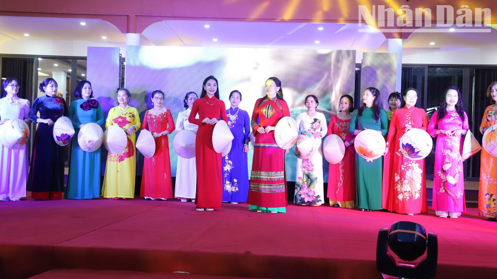 Trong một năm qua, Câu lạc bộ Di sản áo dài Việt Nam tỉnh Đắk Lắk không ngừng lan tỏa những giá trị tích cực, nét đẹp văn hóa của di sản áo dài Việt Nam trong đồng bào các dân tộc ở Tây Nguyên.