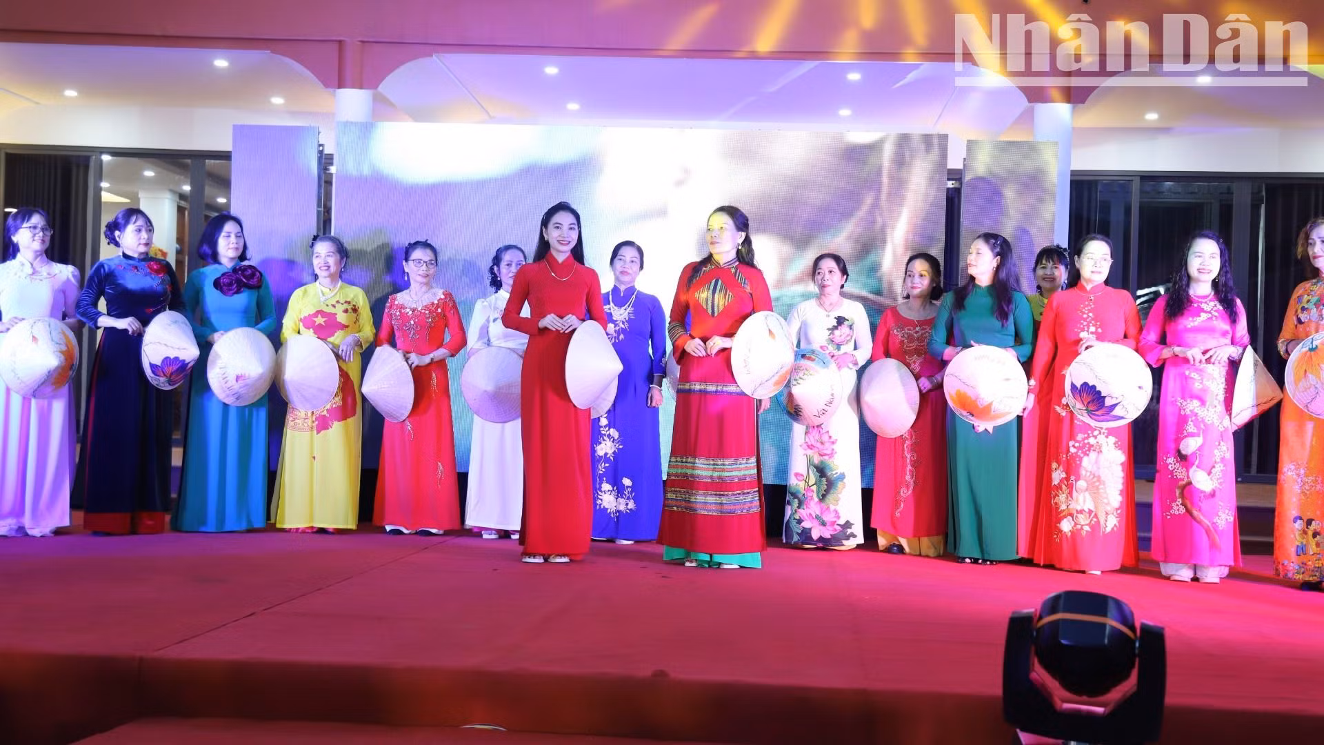 Trong một năm qua, Câu lạc bộ Di sản áo dài Việt Nam tỉnh Đắk Lắk không ngừng lan tỏa những giá trị tích cực, nét đẹp văn hóa của di sản áo dài Việt Nam trong đồng bào các dân tộc ở Tây Nguyên.