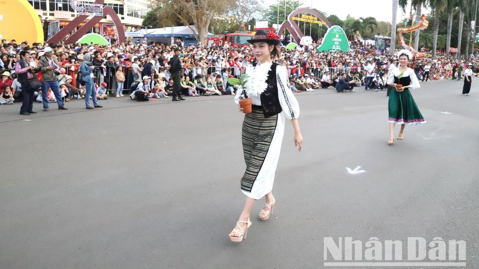 Các hoa hậu, người mẫu tham gia lễ hội đường phố Buôn Ma Thuột để tuyên truyền, quảng bá cà-phê Buôn Ma Thuột và Buôn Ma Thuột-điểm đến của cà-phê thế giới.