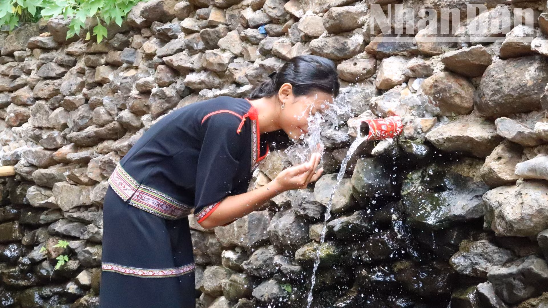 Người Ê Đê rất thích thú khi được rửa mặt, tắm mát bên mạch nước trong lành ở bến nước. Người Ê Đê rất thích thú khi được rửa mặt, tắm mát bên mạch nước trong lành ở bến nước.