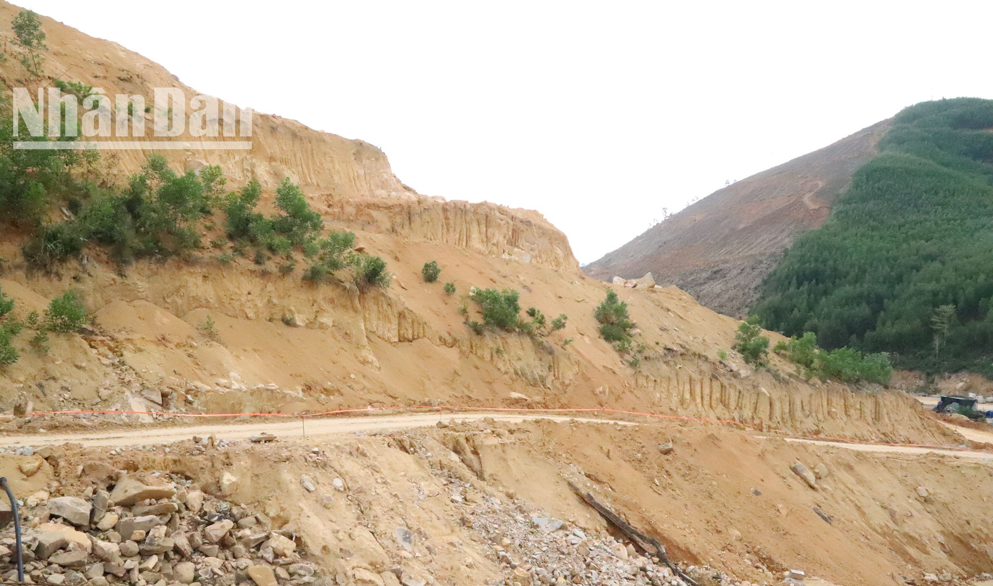 Gói thầu XL01 thuộc Dự án thành phần 2, cao tốc Khánh Hòa-Buôn Ma Thuột đoạn qua huyện M'Đắk, tỉnh Đắk Lắk được thực hiện bởi liên danh nhà thầu do Tập đoàn Đèo Cả đứng đầu đi qua nhiều đối núi cao. Gói thầu XL01 thuộc Dự án thành phần 2, cao tốc Khánh Hòa-Buôn Ma Thuột đoạn qua huyện M'Đắk, tỉnh Đắk Lắk được thực hiện bởi liên danh nhà thầu do Tập đoàn Đèo Cả đứng đầu đi qua nhiều đối núi cao.