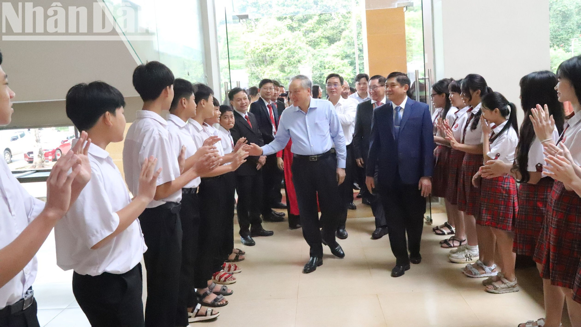 Phó Thủ tướng Thường trực Chính phủ Nguyễn Hòa Bình thăm hỏi các cháu học sinh Trường Hoàng Việt.