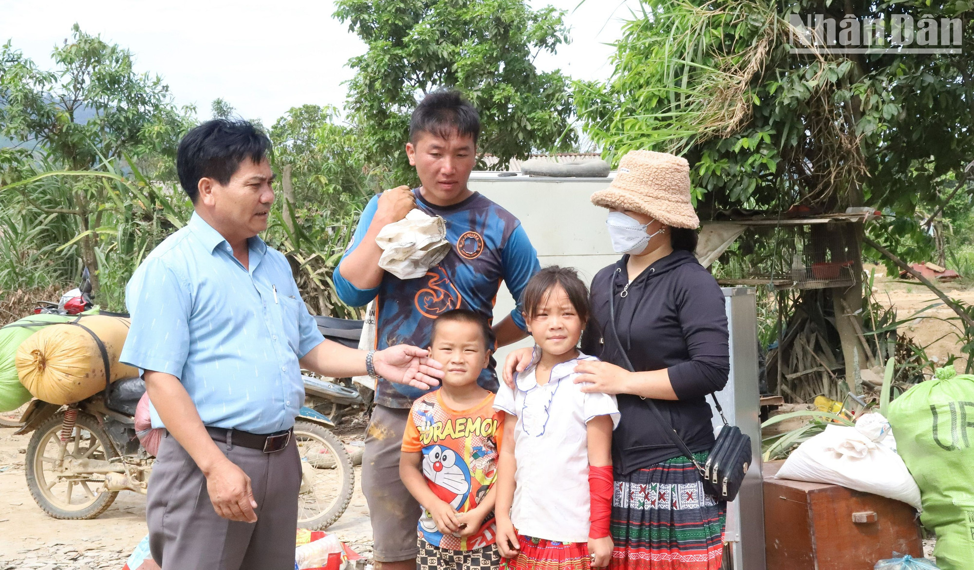 Lãnh đạo Ban Dân vận Huyện ủy M’Đrắk vận động đồng bào di cư tự do di dời nhà cửa đến khu tái định cư để xây dựng công trình hồ chứa nước Krông Pách Thượng.