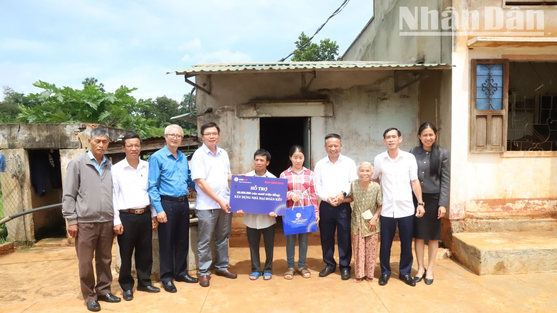 Nhà báo Nguyễn Công Lý, Trưởng Văn phòng đại diện Báo Nhân Dân tại tỉnh Đắk Lắk và lãnh đạo Công ty Điện lực Đắk Lắk trao tặng kinh phí 60 triệu đồng cho gia đình anh Nguyễn Hữu Dũng và Ngô Thị Nhuần xây dựng nhà ở.