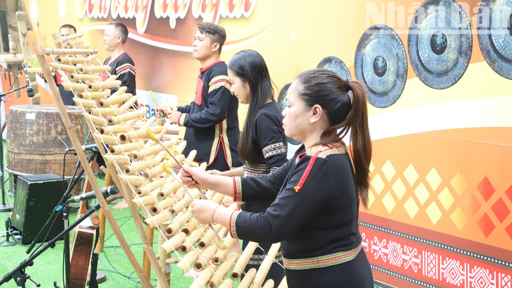 Các nghệ nhân biểu diễn đàn T'rưng phục vụ nhân dân và du khách.