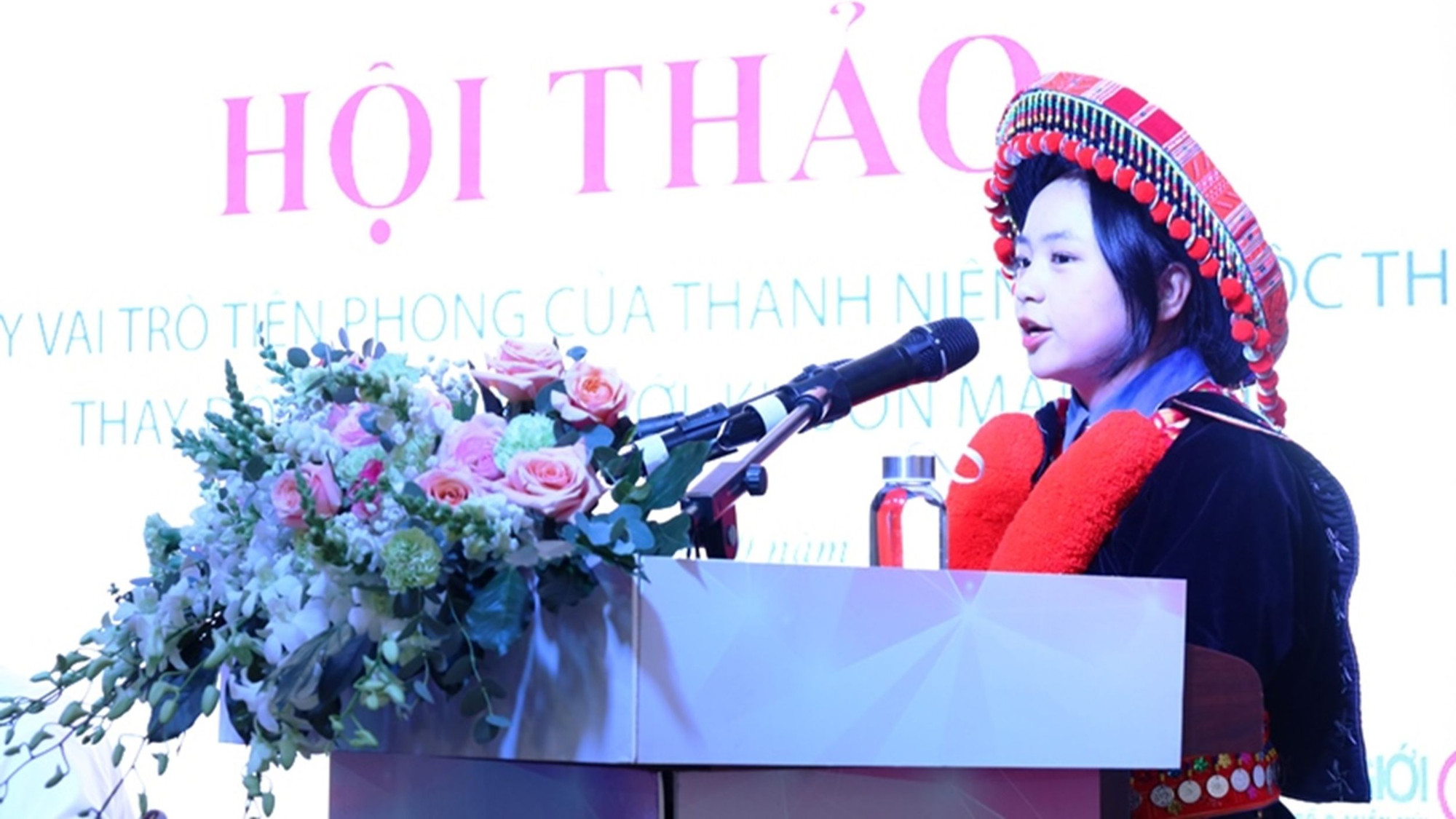 Sinh viên Triệu Thị Nhung, lớp 23SGC, Trường đại học Sư phạm, Đại học Đà Nẵng trình bày tham luận tại hội thảo.