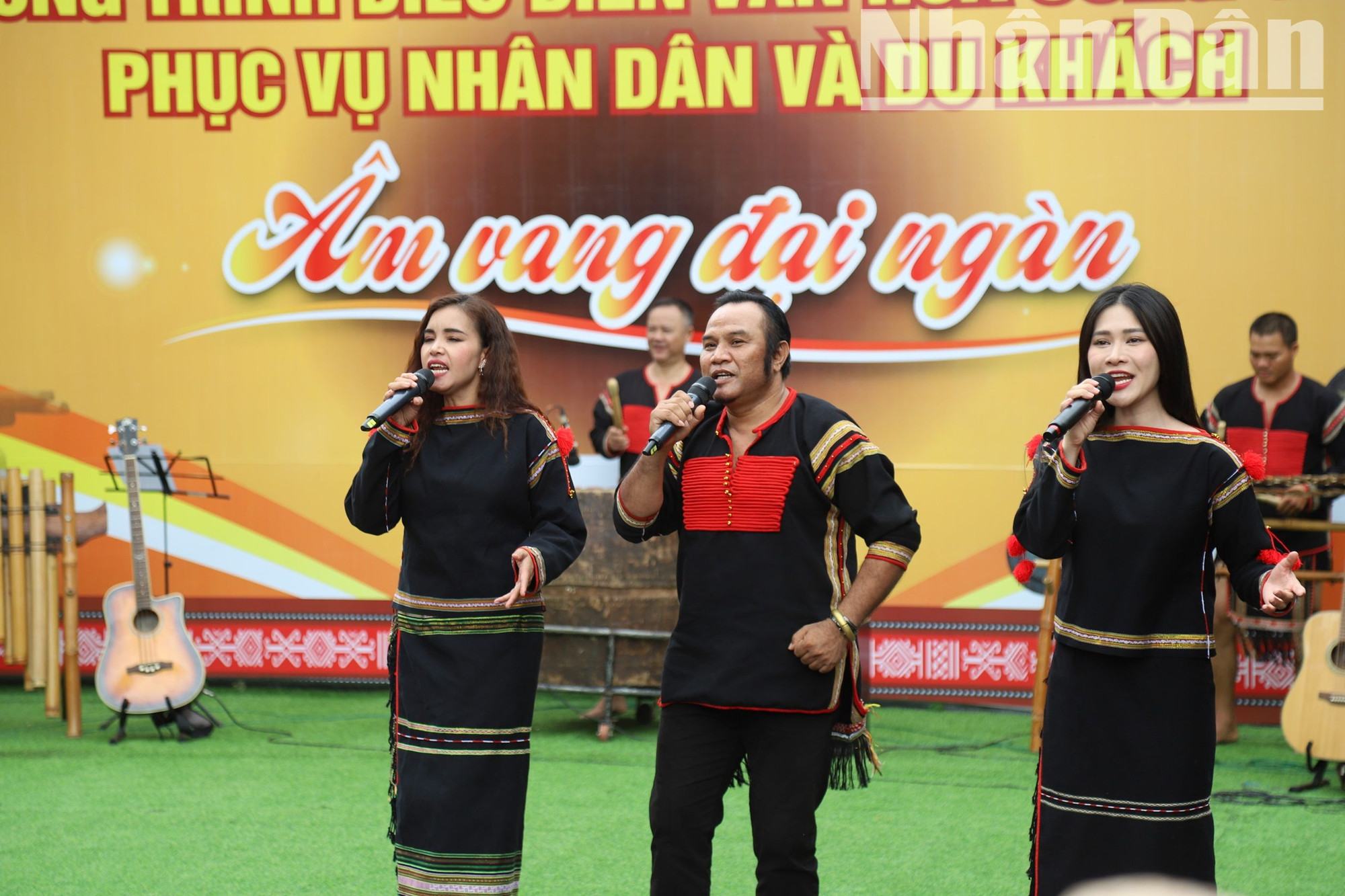 Tham gia biểu diễn là các ca sĩ, nghệ sĩ đến từ Đoàn Ca múa nhạc dân tộc tỉnh Đắk Lắk.