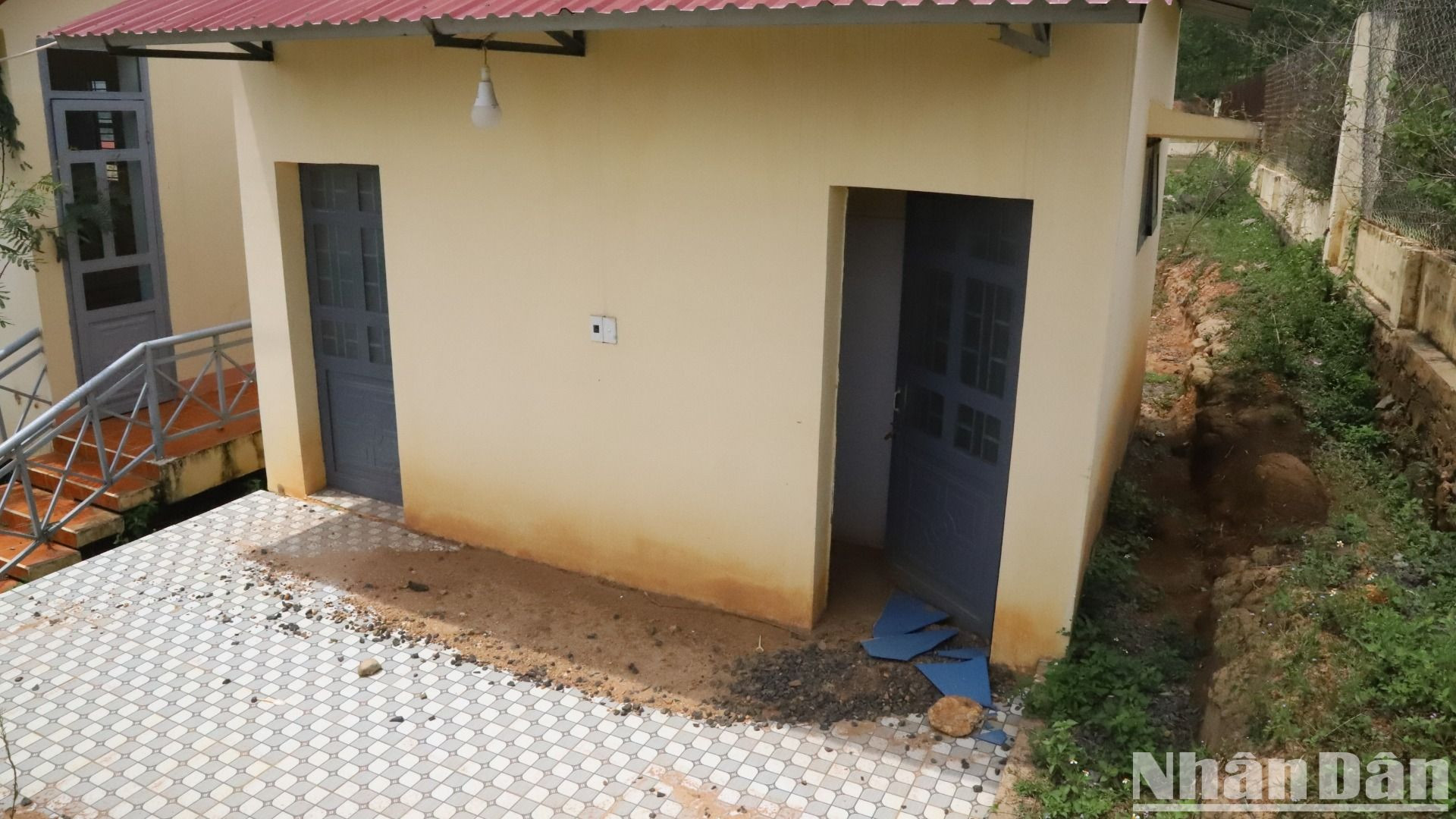 Nhà vệ sinh phục vụ Nhà sinh hoạt cộng đồng bị đất đai tràn lên nền và kính cửa bị đập bể. Nhà vệ sinh phục vụ Nhà sinh hoạt cộng đồng bị đất đai tràn lên nền và kính cửa bị đập bể.