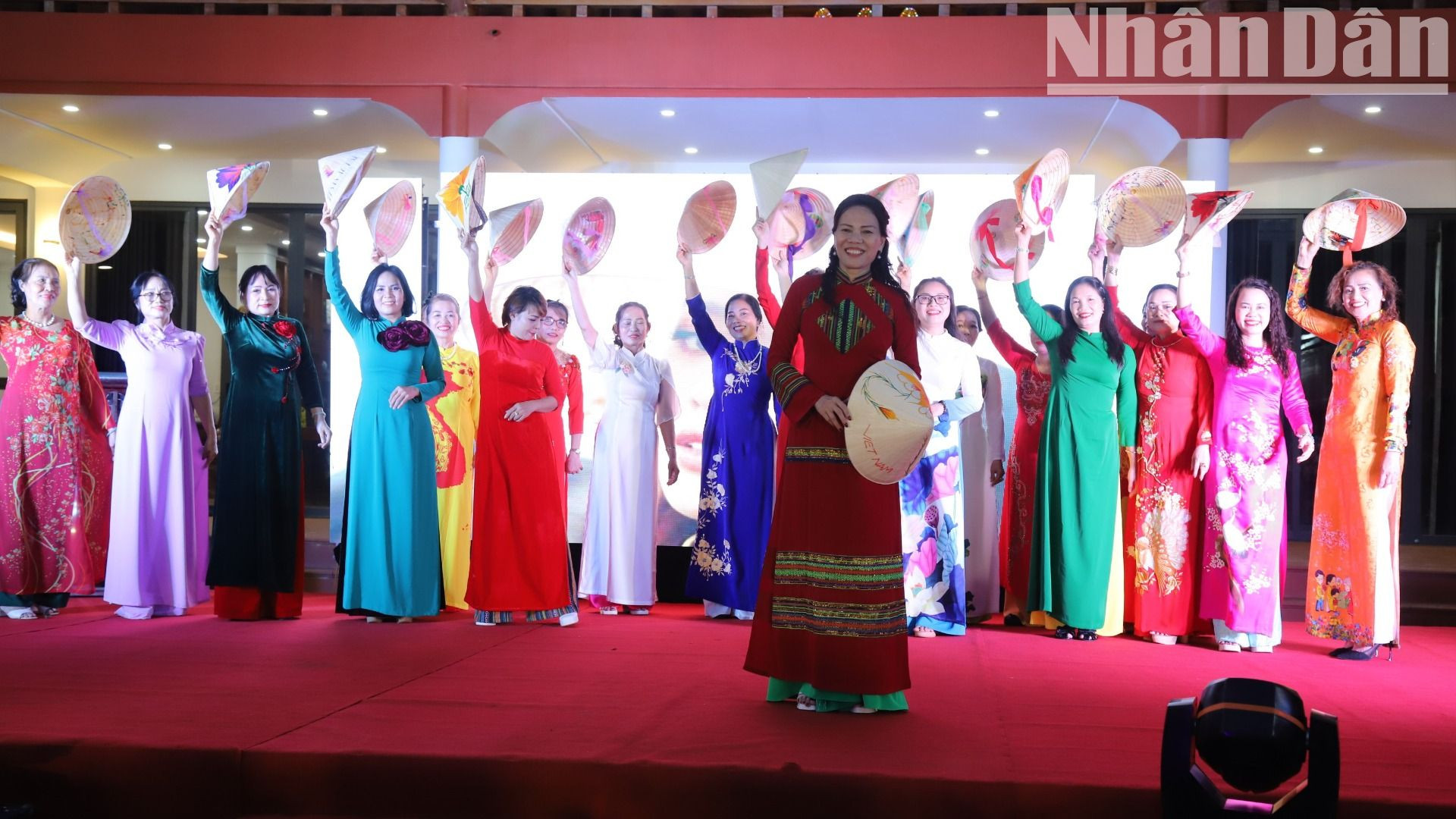 Người phụ nữ Việt Nam luôn tự hào khi khoác trên mình tà áo dài truyền thống.